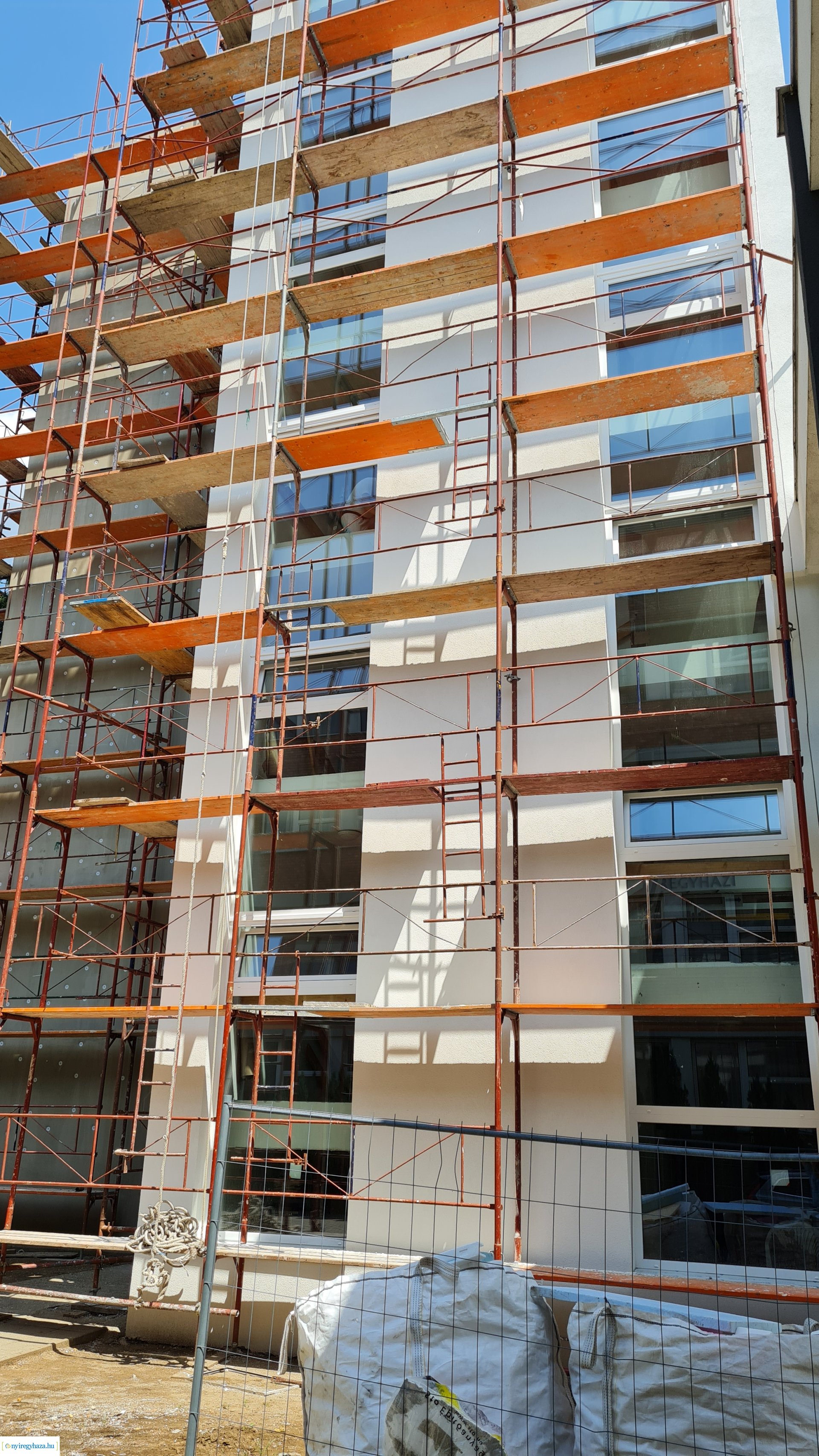    Fotókon a  Vécsey köz 4. szám alatti önkormányzati épület, a Kodály Zoltán Általános Iskola és a NYSZC Wesselényi Miklós Szakgimnázium, Szakközépiskola épületeinek energetikai korszerűsítése