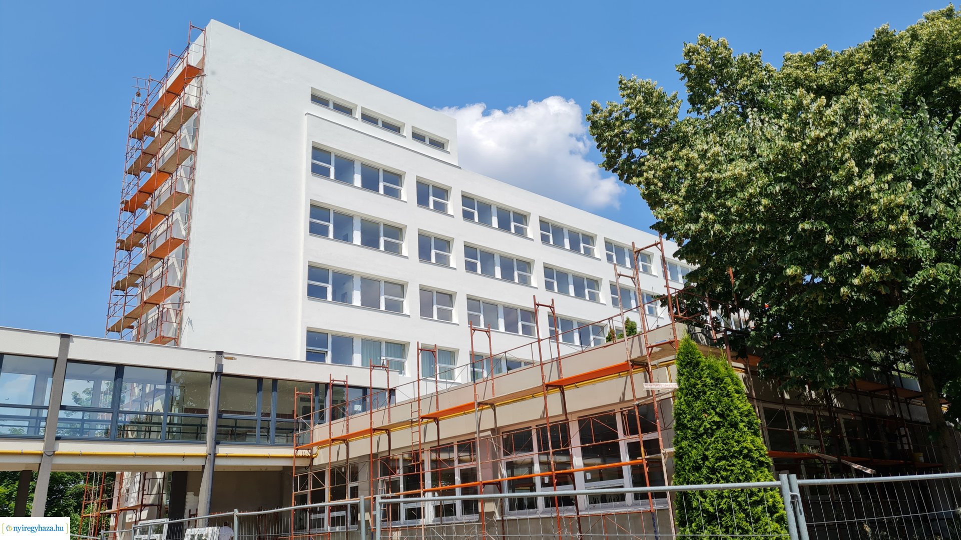    Fotókon a  Vécsey köz 4. szám alatti önkormányzati épület, a Kodály Zoltán Általános Iskola és a NYSZC Wesselényi Miklós Szakgimnázium, Szakközépiskola épületeinek energetikai korszerűsítése