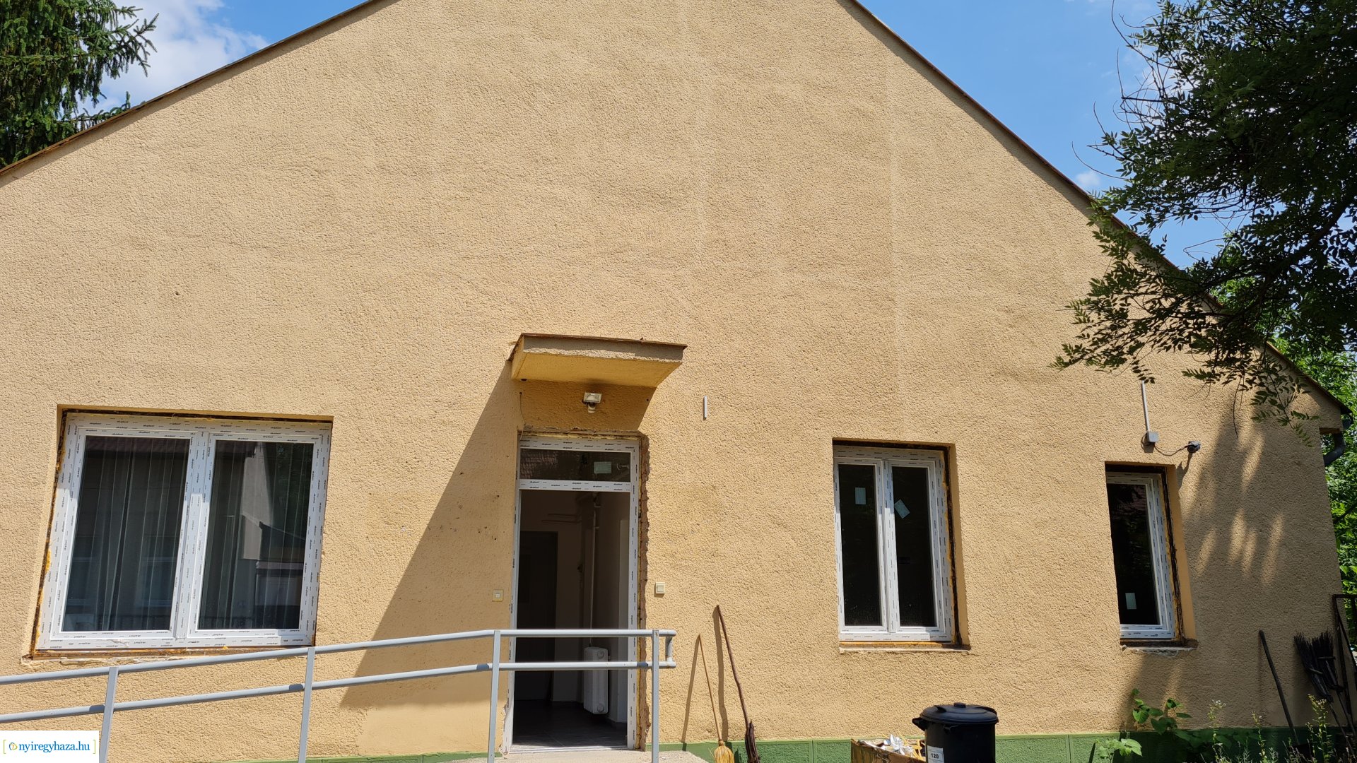    Fotókon a  Vécsey köz 4. szám alatti önkormányzati épület, a Kodály Zoltán Általános Iskola és a NYSZC Wesselényi Miklós Szakgimnázium, Szakközépiskola épületeinek energetikai korszerűsítése