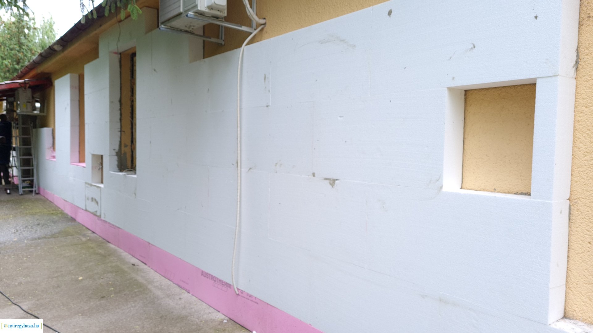    Fotókon a  Vécsey köz 4. szám alatti önkormányzati épület, a Kodály Zoltán Általános Iskola és a NYSZC Wesselényi Miklós Szakgimnázium, Szakközépiskola épületeinek energetikai korszerűsítése