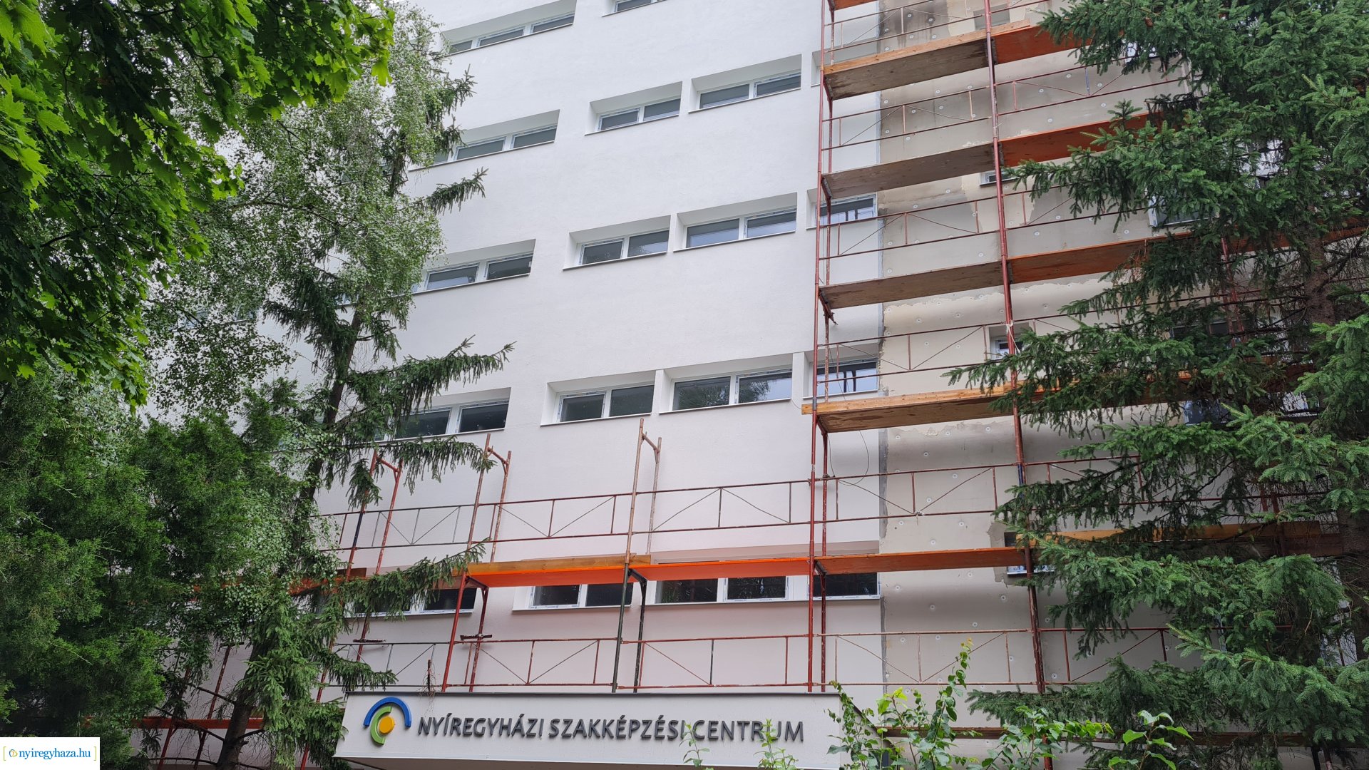    Fotókon a  Vécsey köz 4. szám alatti önkormányzati épület, a Kodály Zoltán Általános Iskola és a NYSZC Wesselényi Miklós Szakgimnázium, Szakközépiskola épületeinek energetikai korszerűsítése
