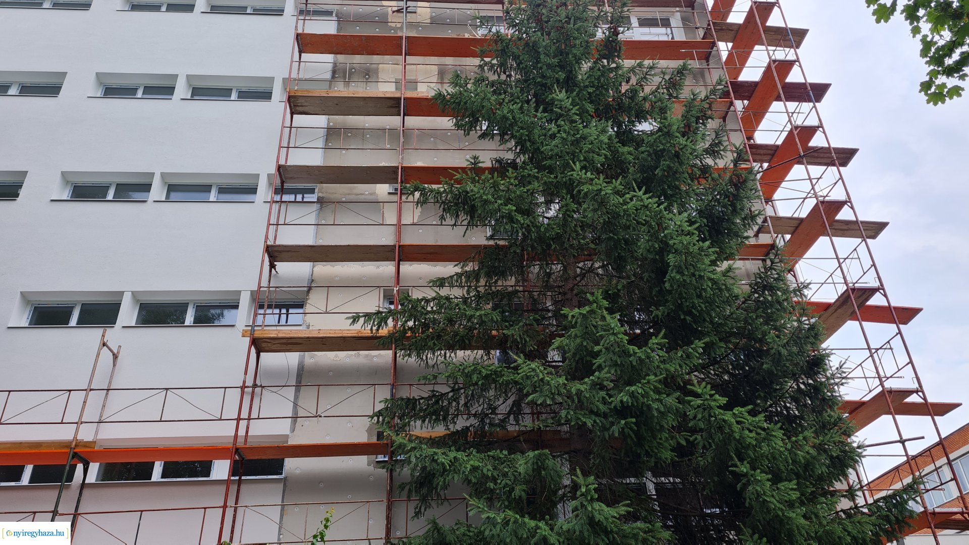    Fotókon a  Vécsey köz 4. szám alatti önkormányzati épület, a Kodály Zoltán Általános Iskola és a NYSZC Wesselényi Miklós Szakgimnázium, Szakközépiskola épületeinek energetikai korszerűsítése