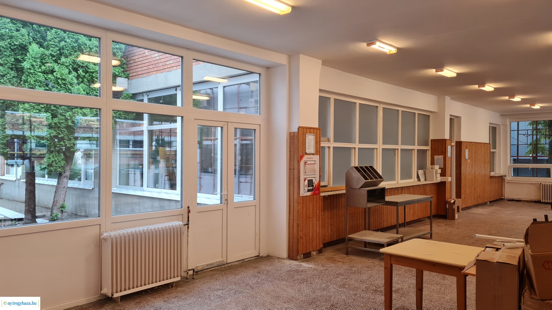    Fotókon a  Vécsey köz 4. szám alatti önkormányzati épület, a Kodály Zoltán Általános Iskola és a NYSZC Wesselényi Miklós Szakgimnázium, Szakközépiskola épületeinek energetikai korszerűsítése