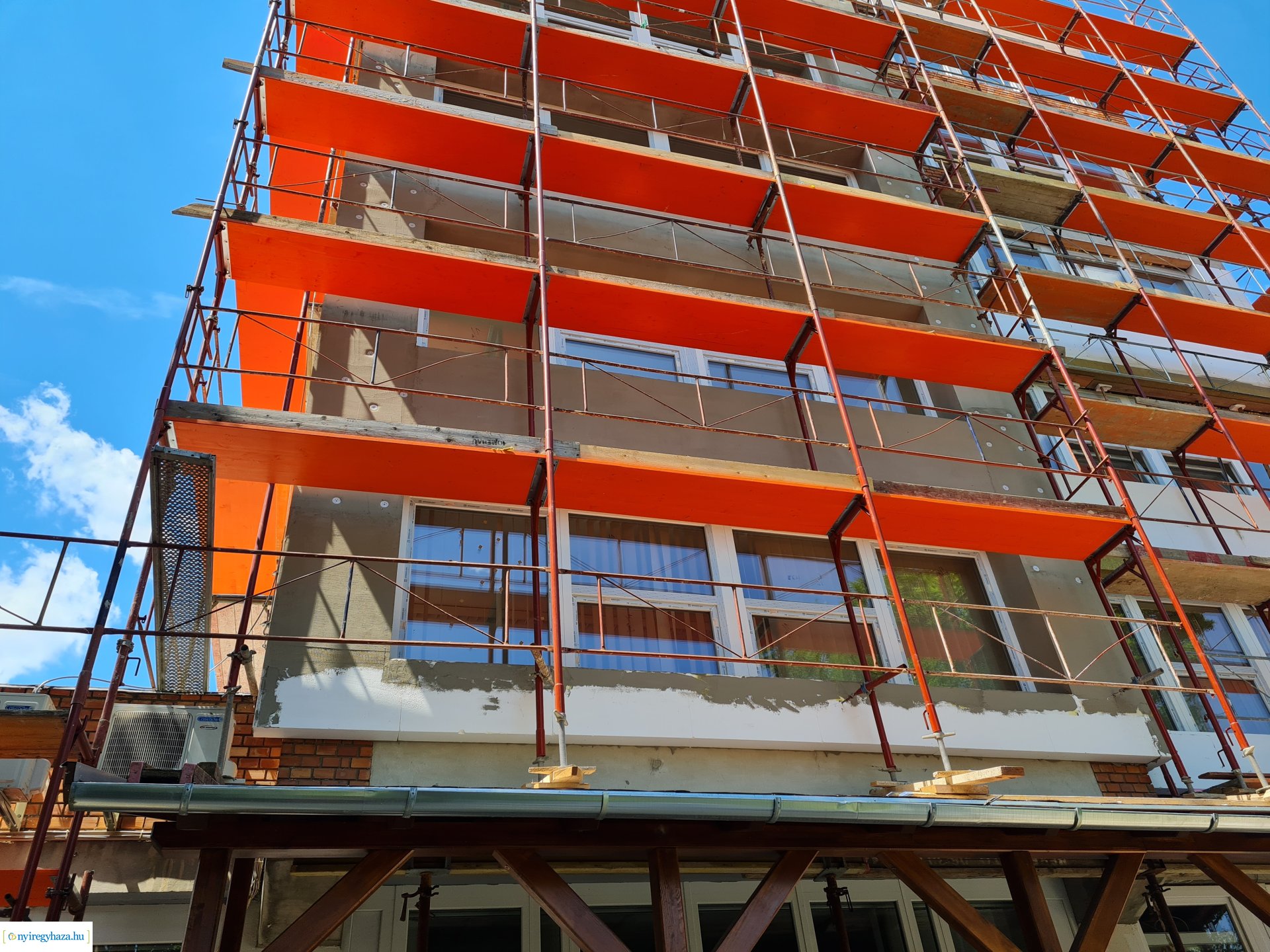    Fotókon a  Vécsey köz 4. szám alatti önkormányzati épület, a Kodály Zoltán Általános Iskola és a NYSZC Wesselényi Miklós Szakgimnázium, Szakközépiskola épületeinek energetikai korszerűsítése