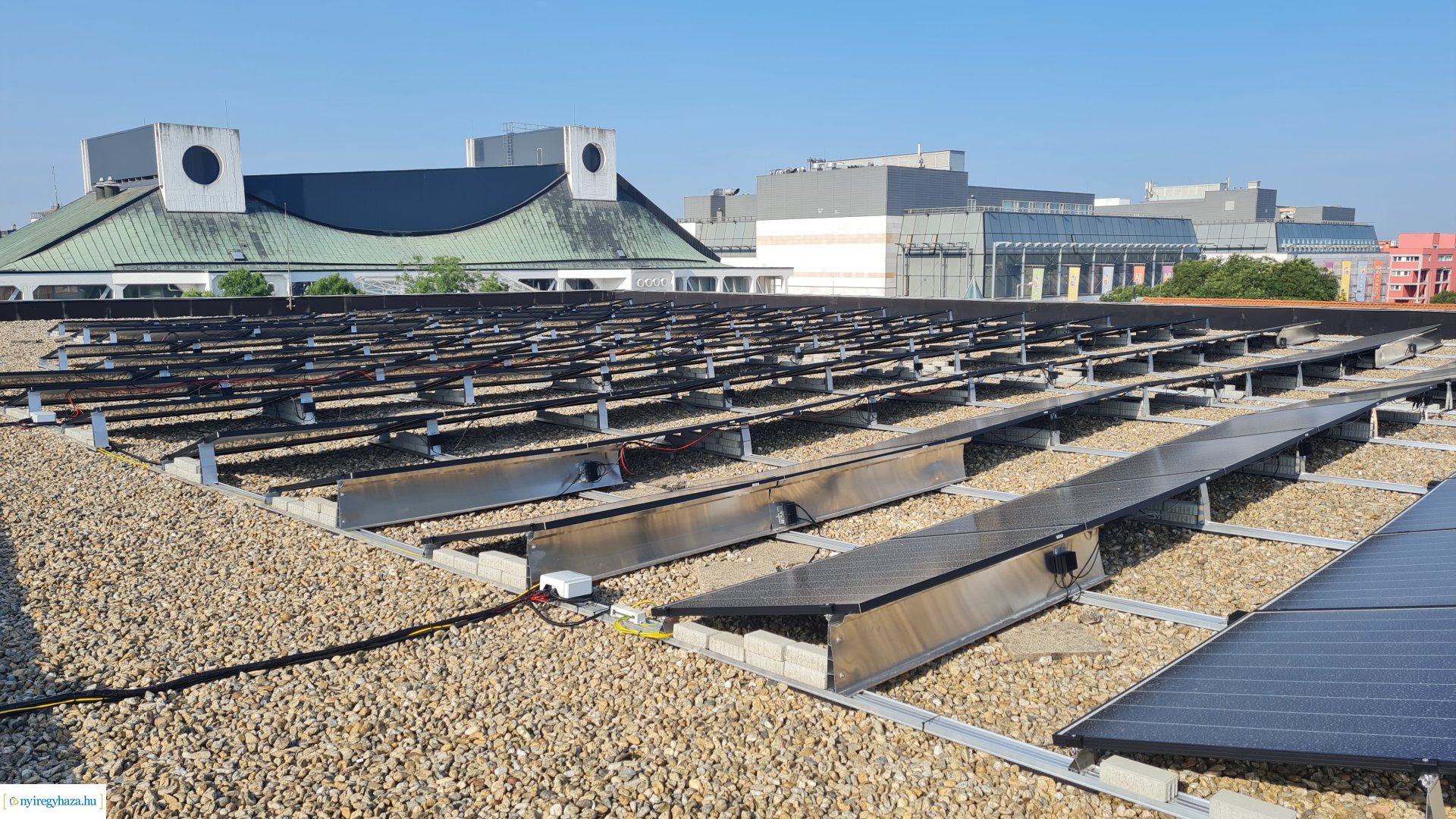    Fotókon a  Vécsey köz 4. szám alatti önkormányzati épület, a Kodály Zoltán Általános Iskola és a NYSZC Wesselényi Miklós Szakgimnázium, Szakközépiskola épületeinek energetikai korszerűsítése