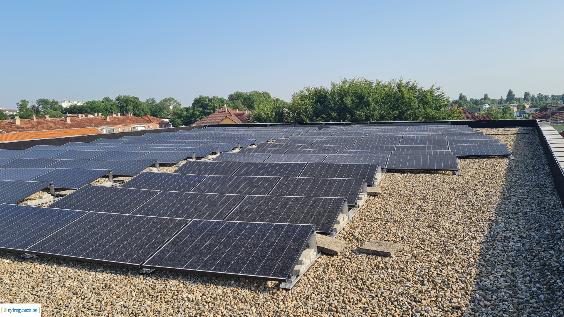    Fotókon a  Vécsey köz 4. szám alatti önkormányzati épület, a Kodály Zoltán Általános Iskola és a NYSZC Wesselényi Miklós Szakgimnázium, Szakközépiskola épületeinek energetikai korszerűsítése