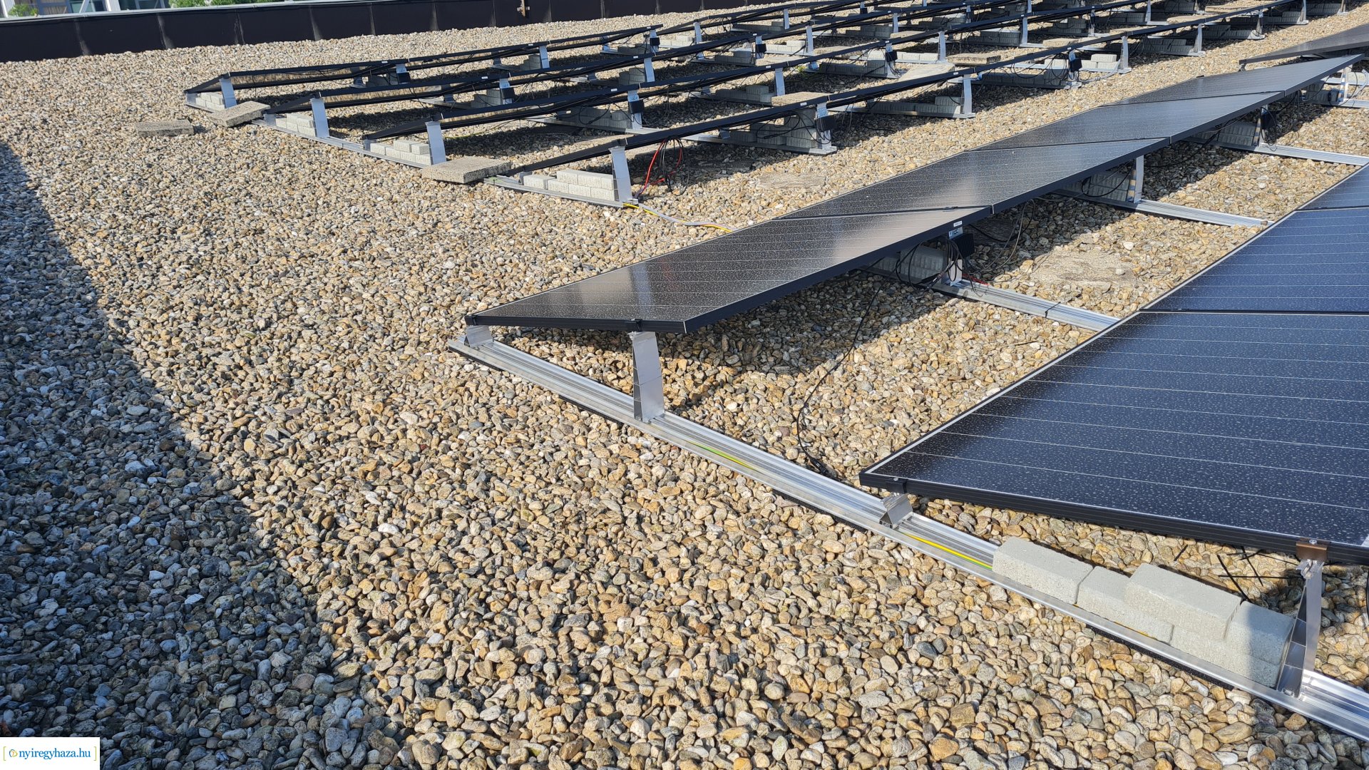    Fotókon a  Vécsey köz 4. szám alatti önkormányzati épület, a Kodály Zoltán Általános Iskola és a NYSZC Wesselényi Miklós Szakgimnázium, Szakközépiskola épületeinek energetikai korszerűsítése