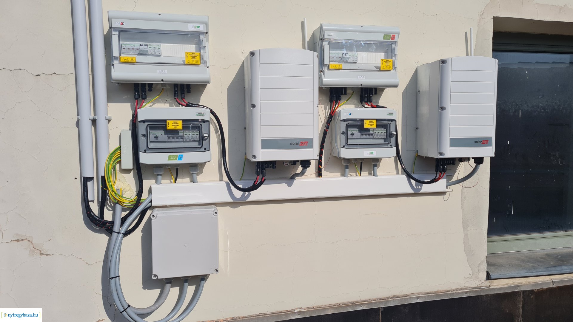    Fotókon a  Vécsey köz 4. szám alatti önkormányzati épület, a Kodály Zoltán Általános Iskola és a NYSZC Wesselényi Miklós Szakgimnázium, Szakközépiskola épületeinek energetikai korszerűsítése