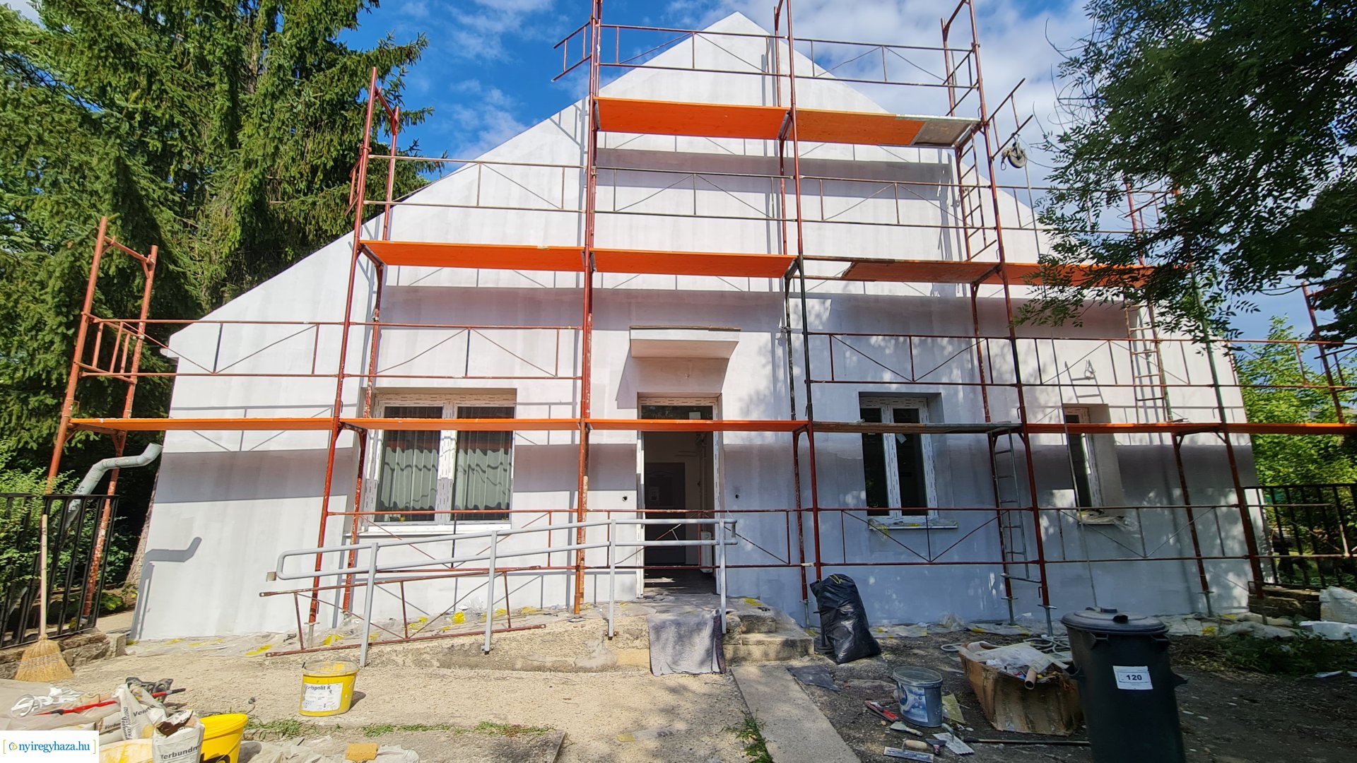    Fotókon a  Vécsey köz 4. szám alatti önkormányzati épület, a Kodály Zoltán Általános Iskola és a NYSZC Wesselényi Miklós Szakgimnázium, Szakközépiskola épületeinek energetikai korszerűsítése