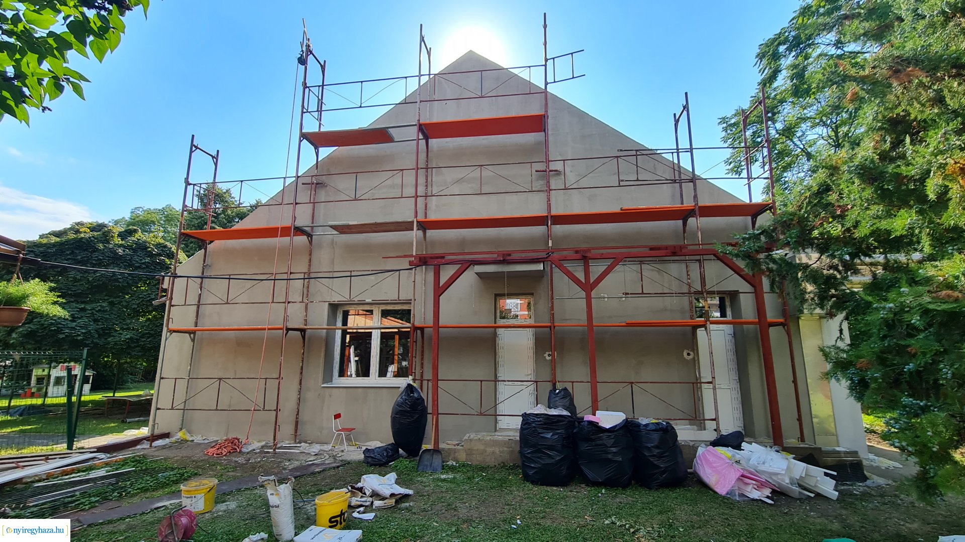    Fotókon a  Vécsey köz 4. szám alatti önkormányzati épület, a Kodály Zoltán Általános Iskola és a NYSZC Wesselényi Miklós Szakgimnázium, Szakközépiskola épületeinek energetikai korszerűsítése