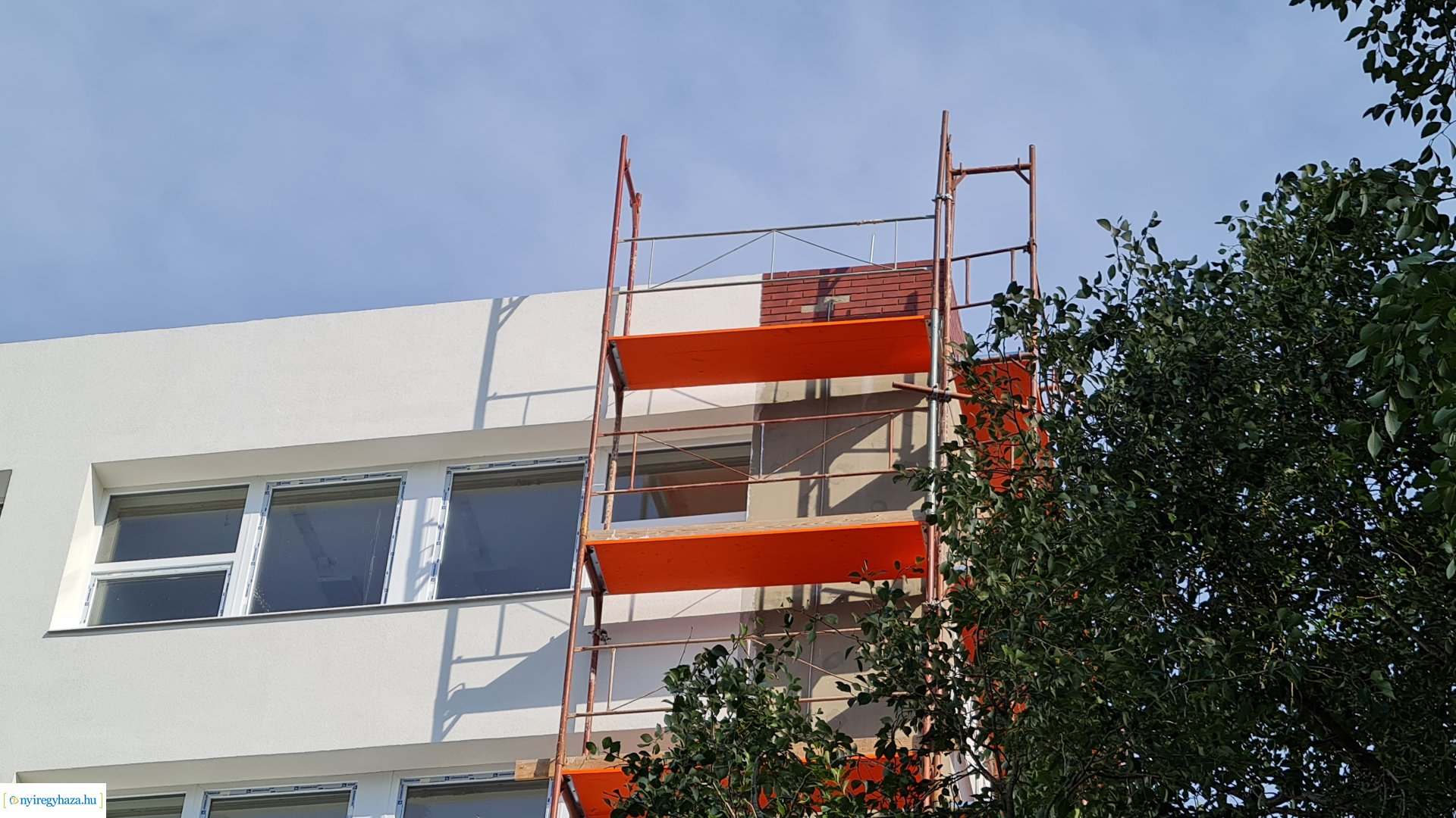   Fotókon a  Vécsey köz 4. szám alatti önkormányzati épület, a Kodály Zoltán Általános Iskola és a NYSZC Wesselényi Miklós Szakgimnázium, Szakközépiskola épületeinek energetikai korszerűsítése