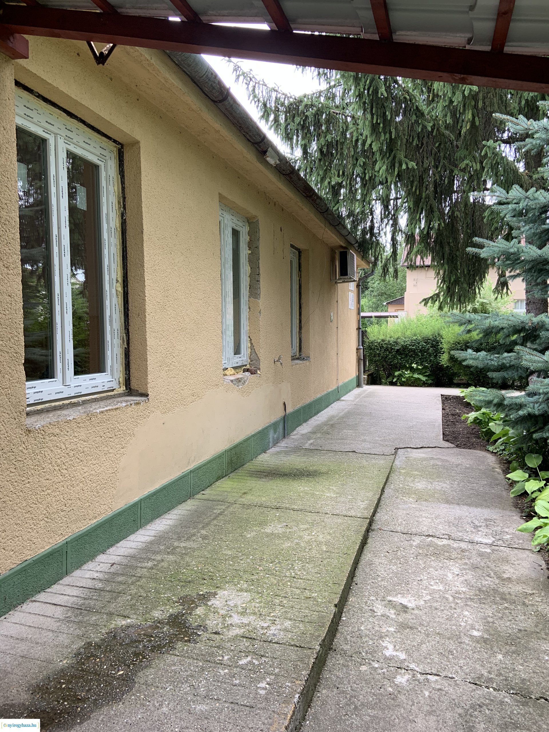    Fotókon a  Vécsey köz 4. szám alatti önkormányzati épület, a Kodály Zoltán Általános Iskola és a NYSZC Wesselényi Miklós Szakgimnázium, Szakközépiskola épületeinek energetikai korszerűsítése