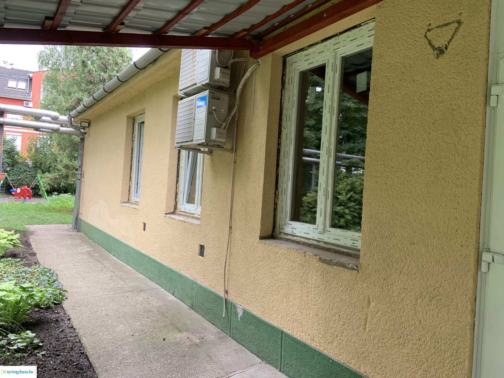    Fotókon a  Vécsey köz 4. szám alatti önkormányzati épület, a Kodály Zoltán Általános Iskola és a NYSZC Wesselényi Miklós Szakgimnázium, Szakközépiskola épületeinek energetikai korszerűsítése