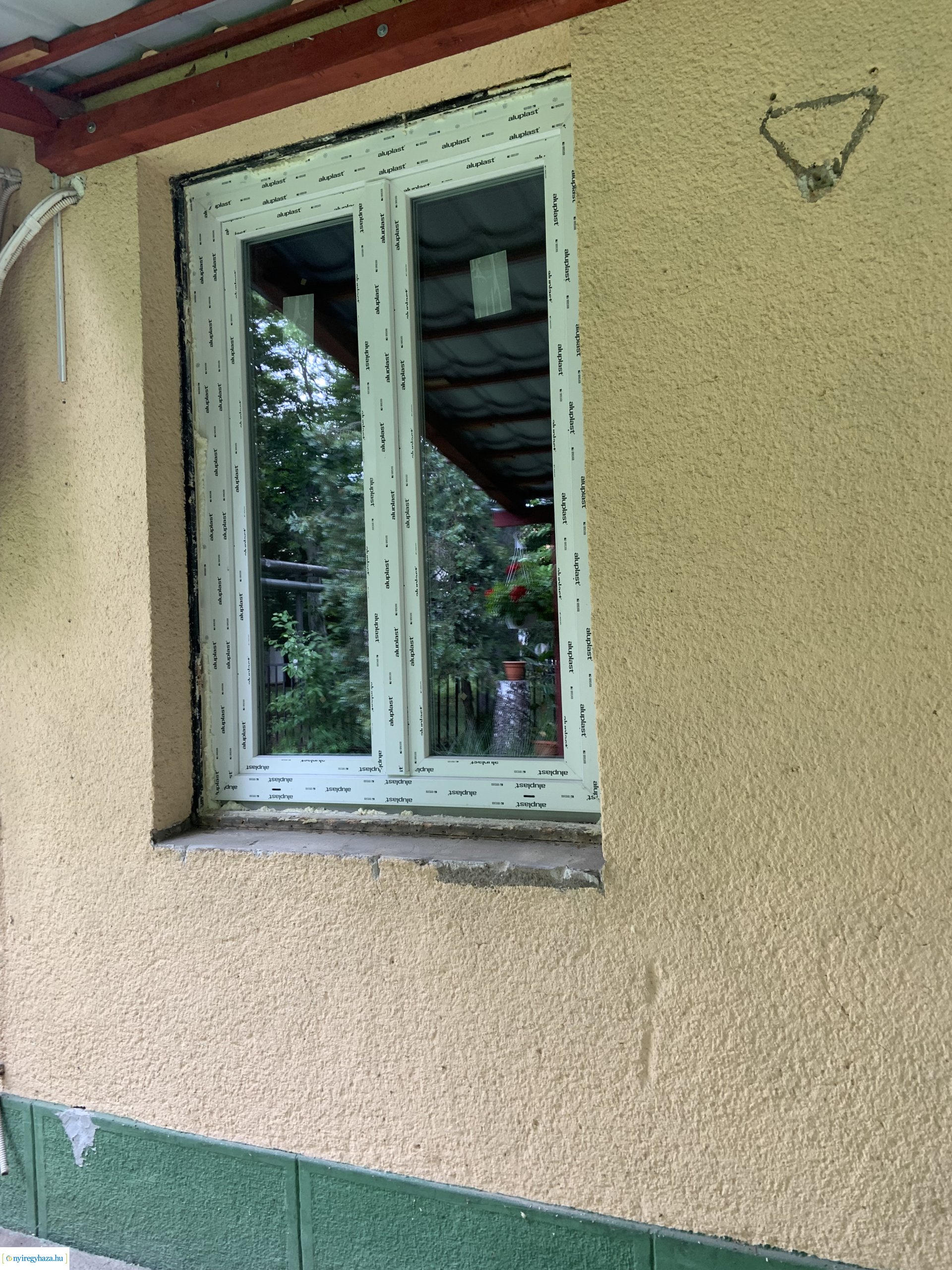    Fotókon a  Vécsey köz 4. szám alatti önkormányzati épület, a Kodály Zoltán Általános Iskola és a NYSZC Wesselényi Miklós Szakgimnázium, Szakközépiskola épületeinek energetikai korszerűsítése