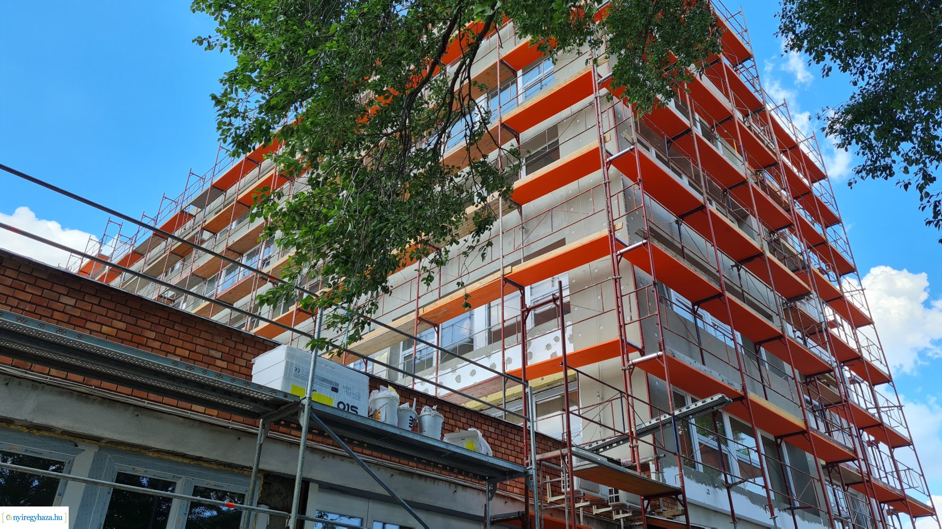    Fotókon a  Vécsey köz 4. szám alatti önkormányzati épület, a Kodály Zoltán Általános Iskola és a NYSZC Wesselényi Miklós Szakgimnázium, Szakközépiskola épületeinek energetikai korszerűsítése