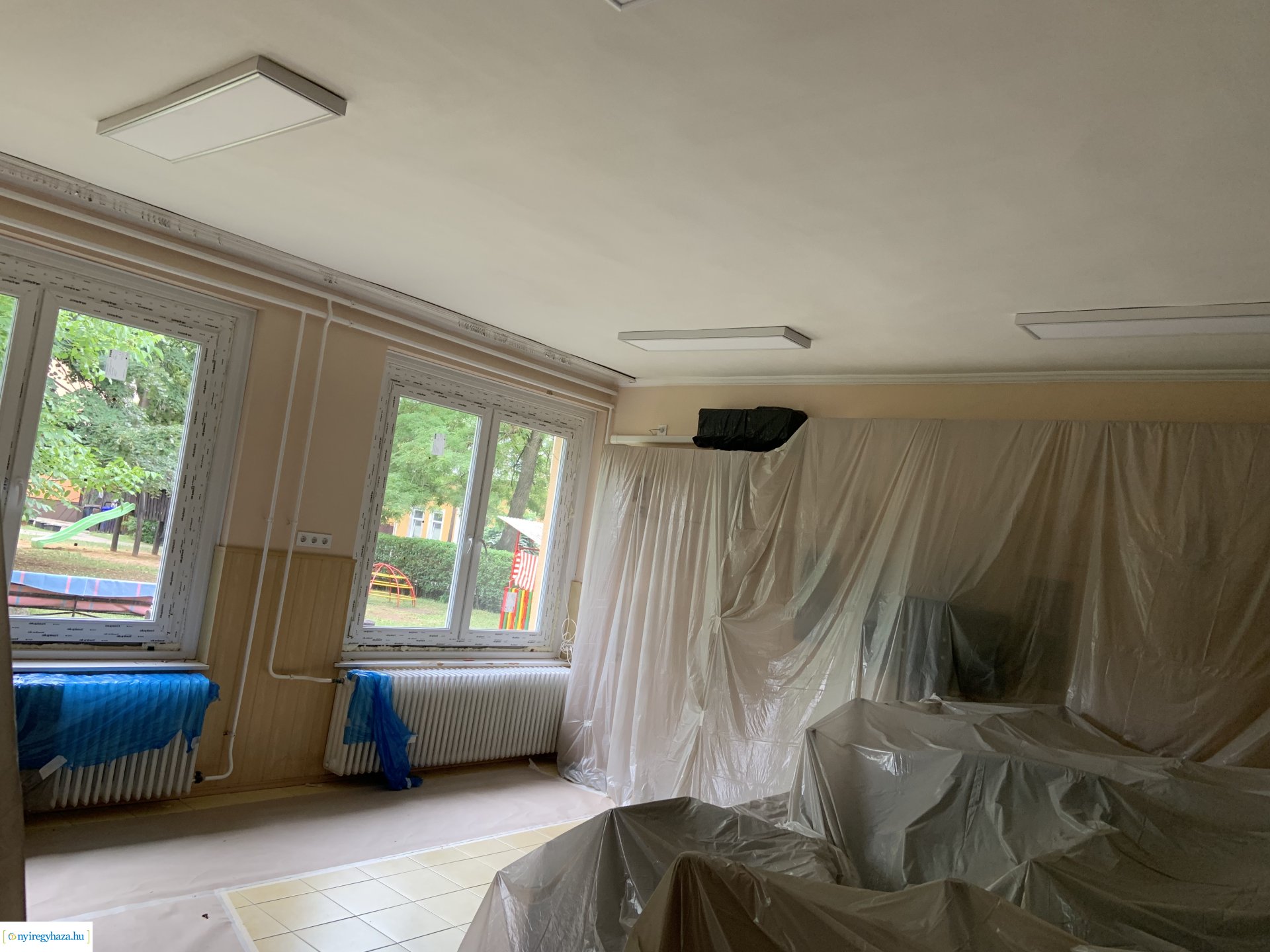    Fotókon a  Vécsey köz 4. szám alatti önkormányzati épület, a Kodály Zoltán Általános Iskola és a NYSZC Wesselényi Miklós Szakgimnázium, Szakközépiskola épületeinek energetikai korszerűsítése