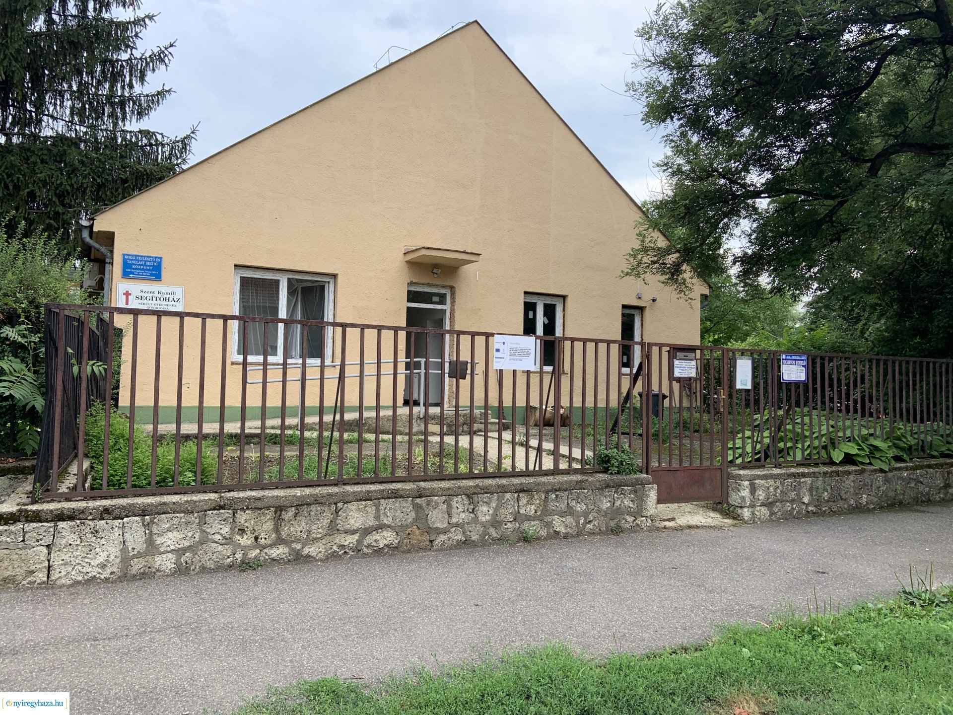    Fotókon a  Vécsey köz 4. szám alatti önkormányzati épület, a Kodály Zoltán Általános Iskola és a NYSZC Wesselényi Miklós Szakgimnázium, Szakközépiskola épületeinek energetikai korszerűsítése