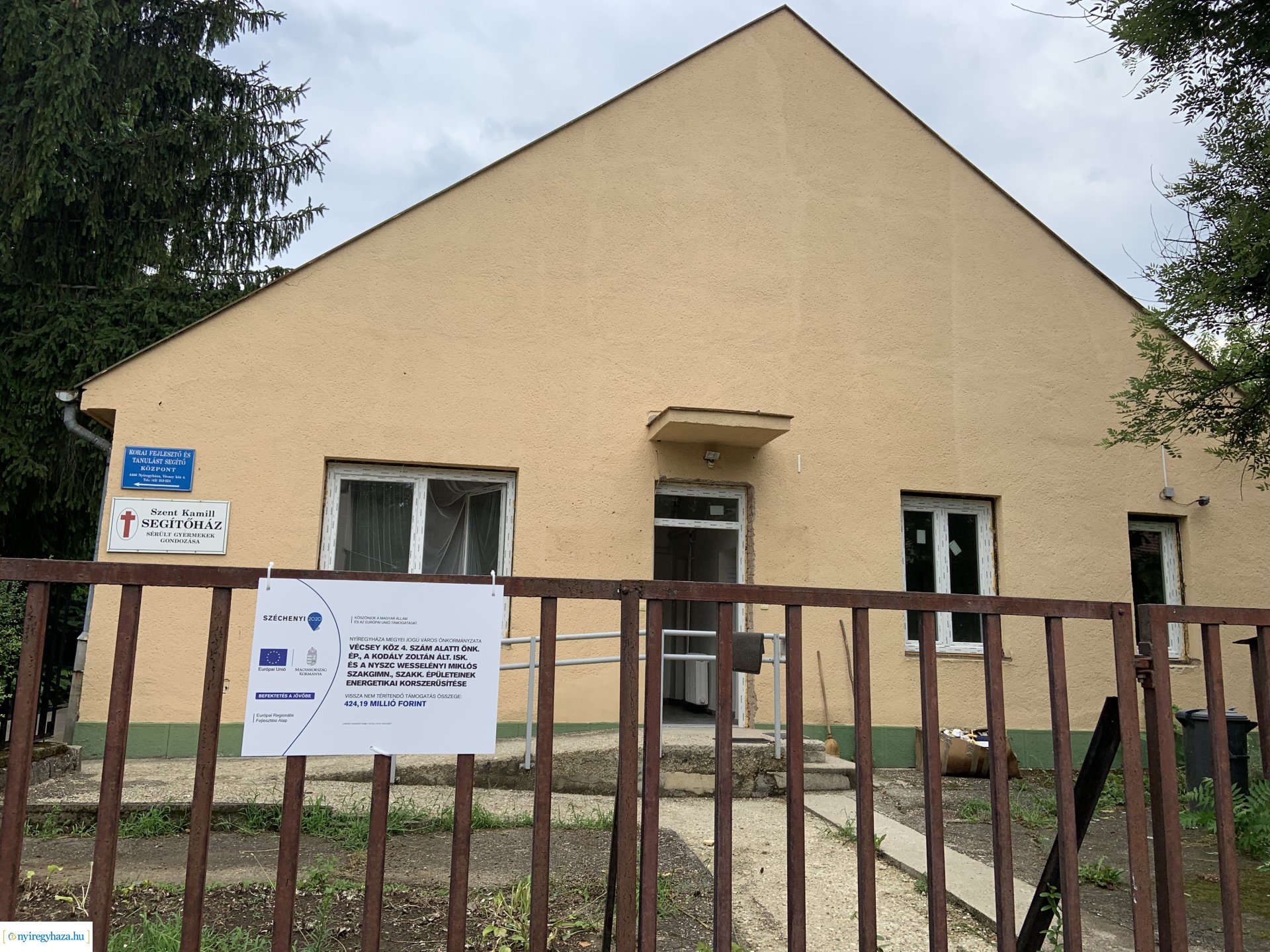    Fotókon a  Vécsey köz 4. szám alatti önkormányzati épület, a Kodály Zoltán Általános Iskola és a NYSZC Wesselényi Miklós Szakgimnázium, Szakközépiskola épületeinek energetikai korszerűsítése