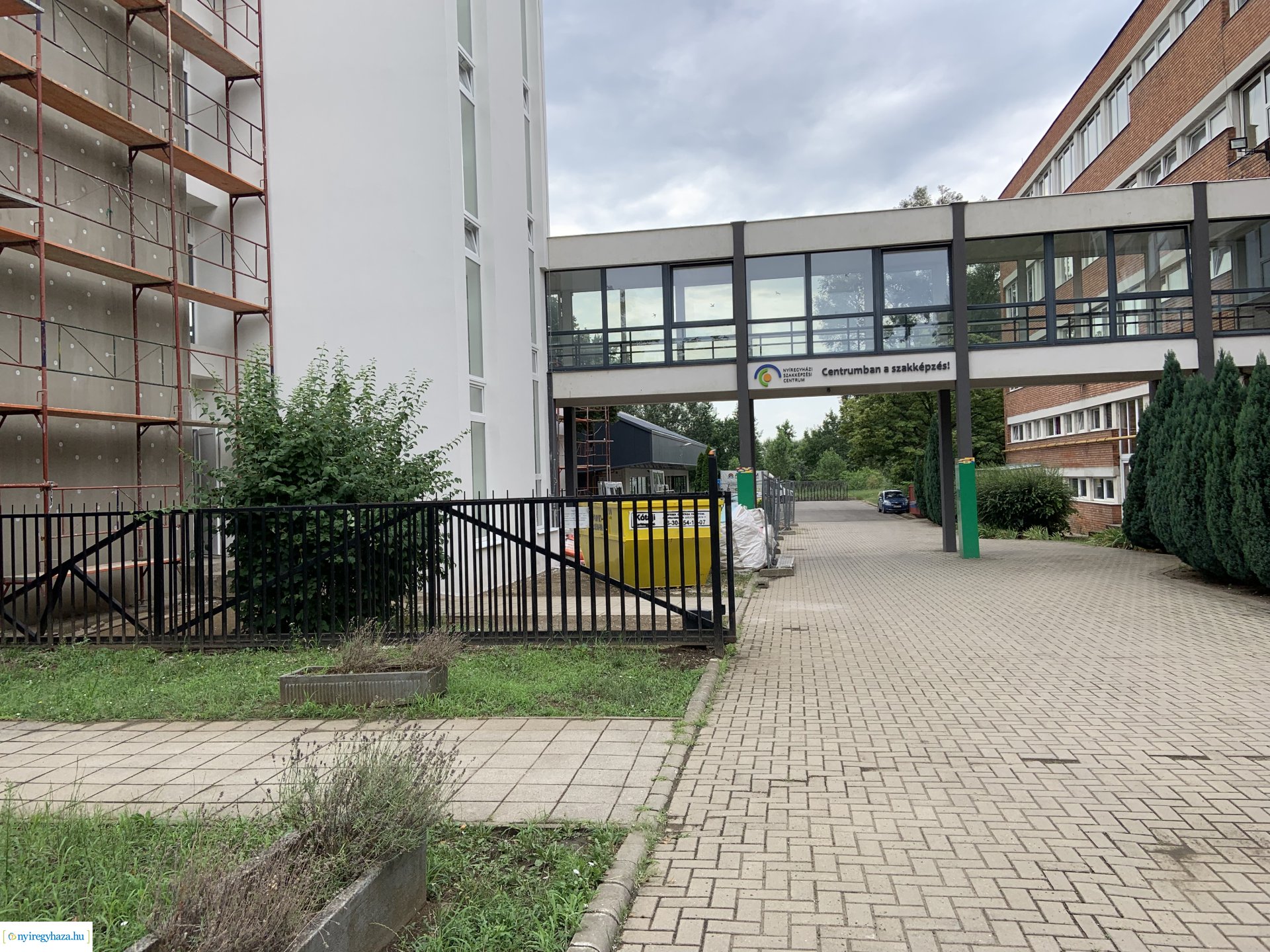    Fotókon a  Vécsey köz 4. szám alatti önkormányzati épület, a Kodály Zoltán Általános Iskola és a NYSZC Wesselényi Miklós Szakgimnázium, Szakközépiskola épületeinek energetikai korszerűsítése