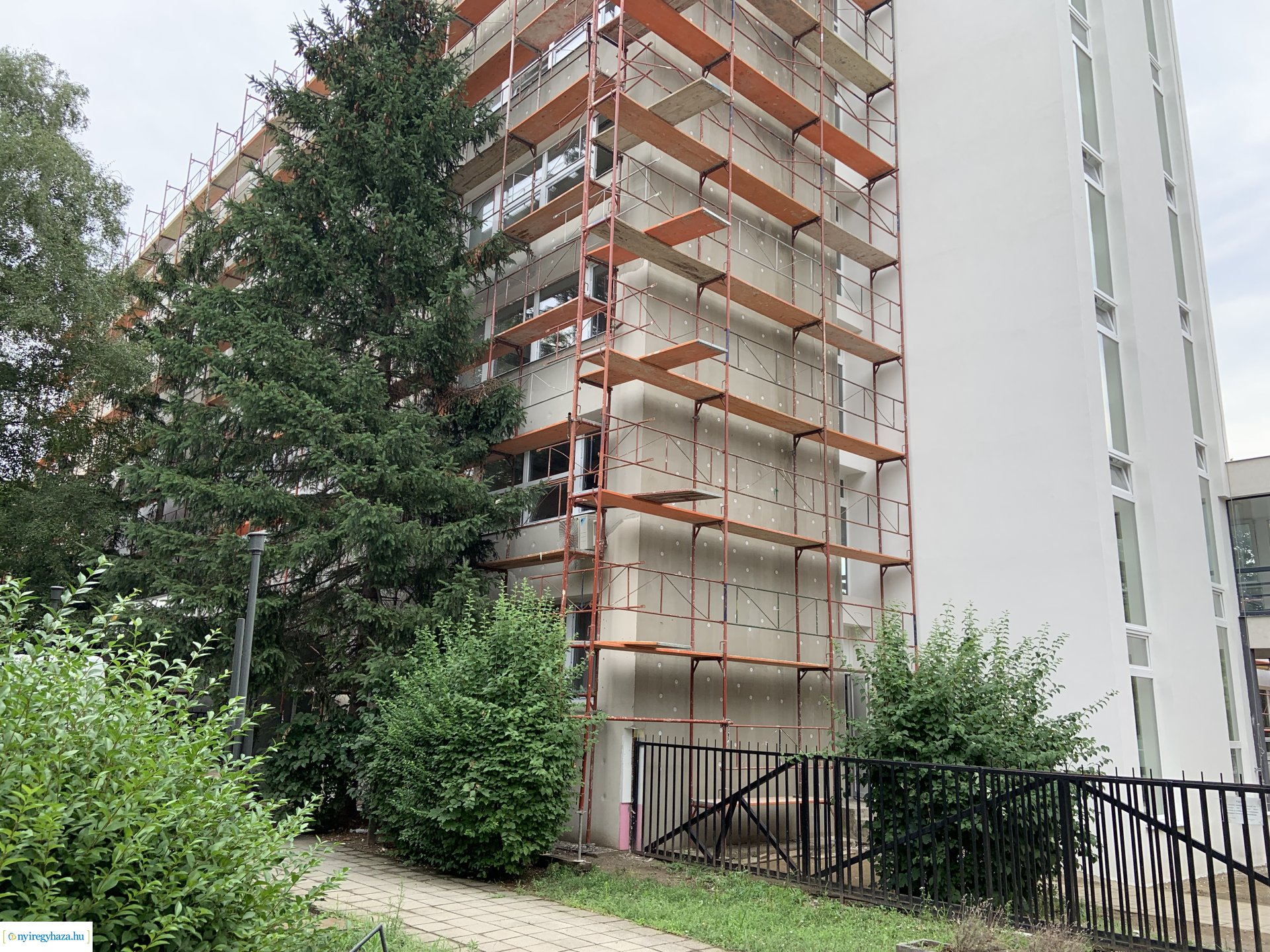    Fotókon a  Vécsey köz 4. szám alatti önkormányzati épület, a Kodály Zoltán Általános Iskola és a NYSZC Wesselényi Miklós Szakgimnázium, Szakközépiskola épületeinek energetikai korszerűsítése