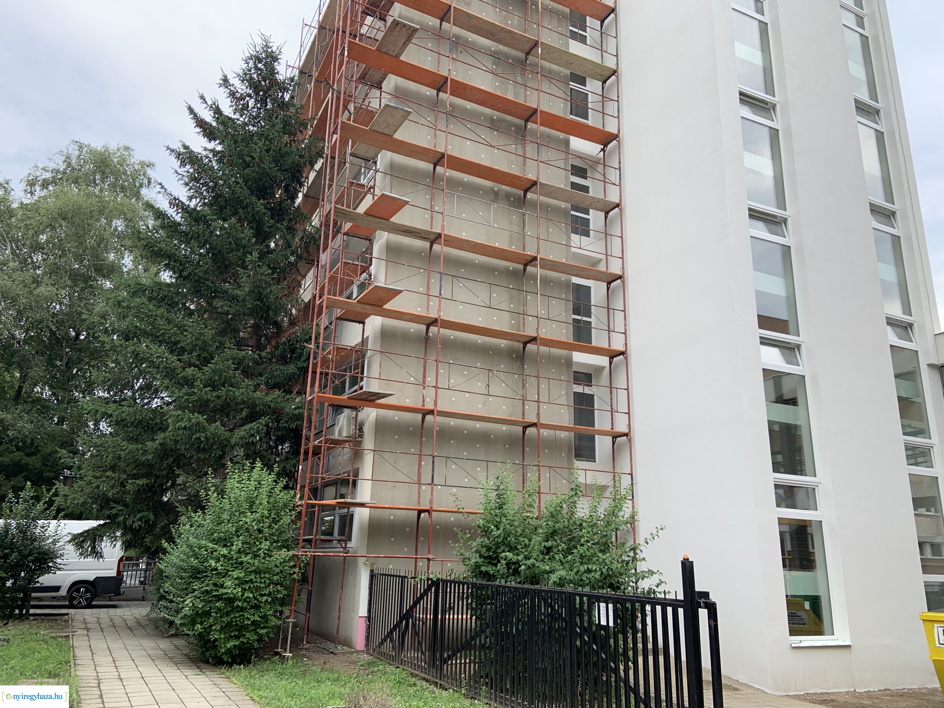    Fotókon a  Vécsey köz 4. szám alatti önkormányzati épület, a Kodály Zoltán Általános Iskola és a NYSZC Wesselényi Miklós Szakgimnázium, Szakközépiskola épületeinek energetikai korszerűsítése