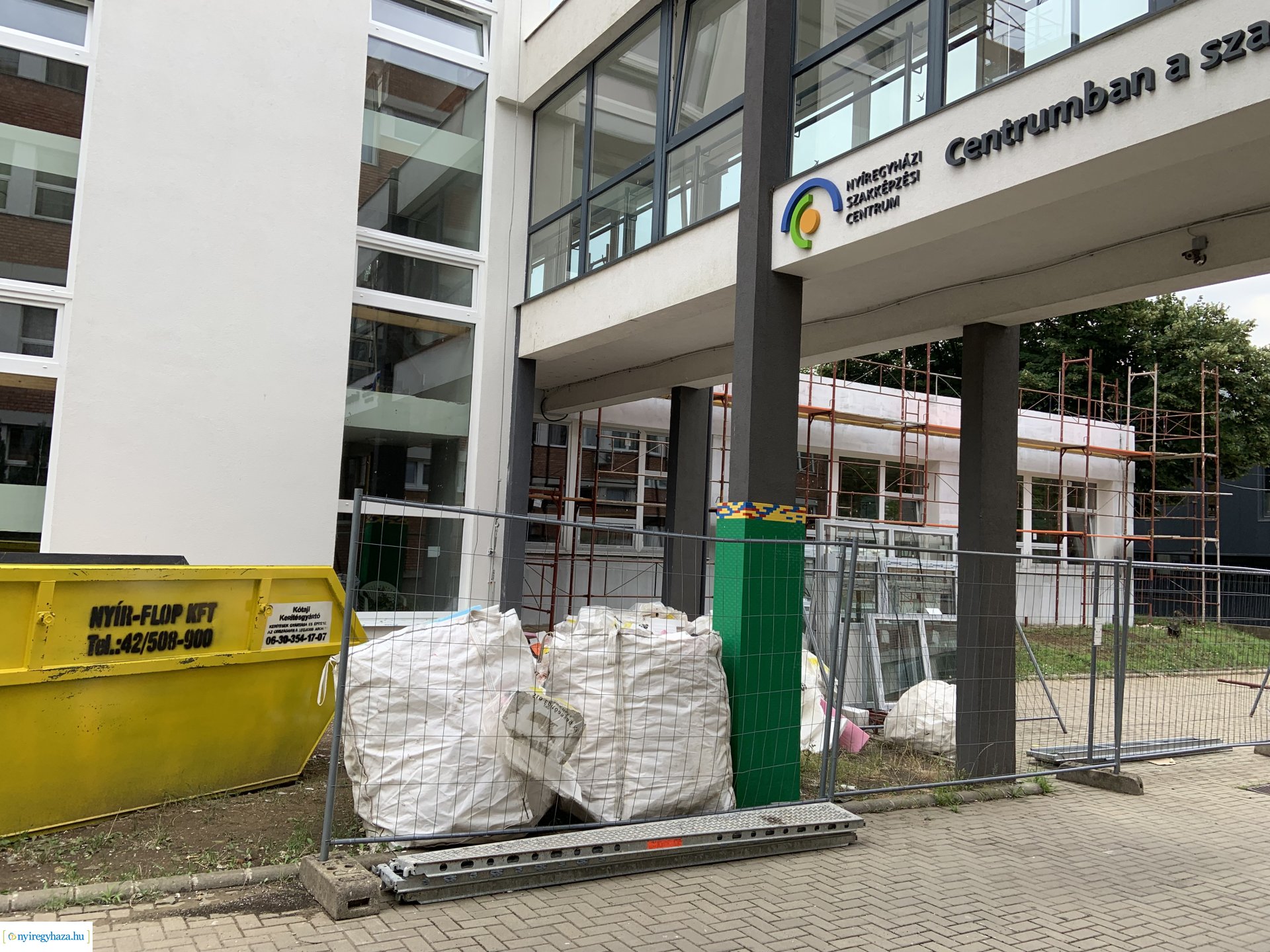    Fotókon a  Vécsey köz 4. szám alatti önkormányzati épület, a Kodály Zoltán Általános Iskola és a NYSZC Wesselényi Miklós Szakgimnázium, Szakközépiskola épületeinek energetikai korszerűsítése