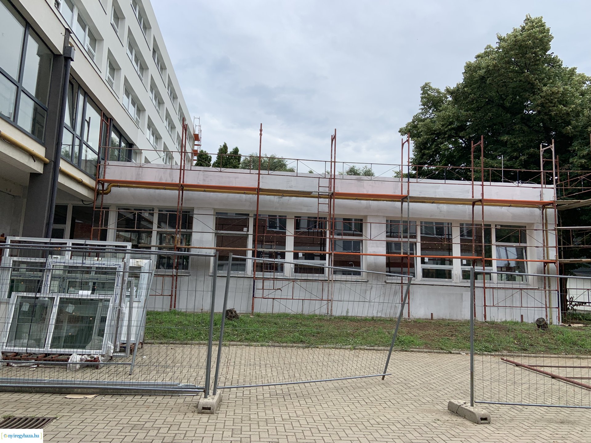    Fotókon a  Vécsey köz 4. szám alatti önkormányzati épület, a Kodály Zoltán Általános Iskola és a NYSZC Wesselényi Miklós Szakgimnázium, Szakközépiskola épületeinek energetikai korszerűsítése