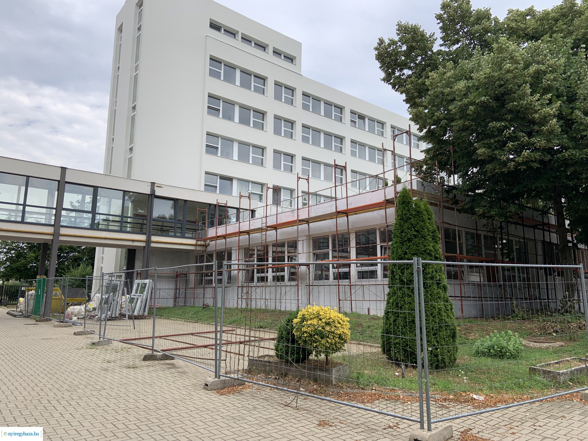    Fotókon a  Vécsey köz 4. szám alatti önkormányzati épület, a Kodály Zoltán Általános Iskola és a NYSZC Wesselényi Miklós Szakgimnázium, Szakközépiskola épületeinek energetikai korszerűsítése