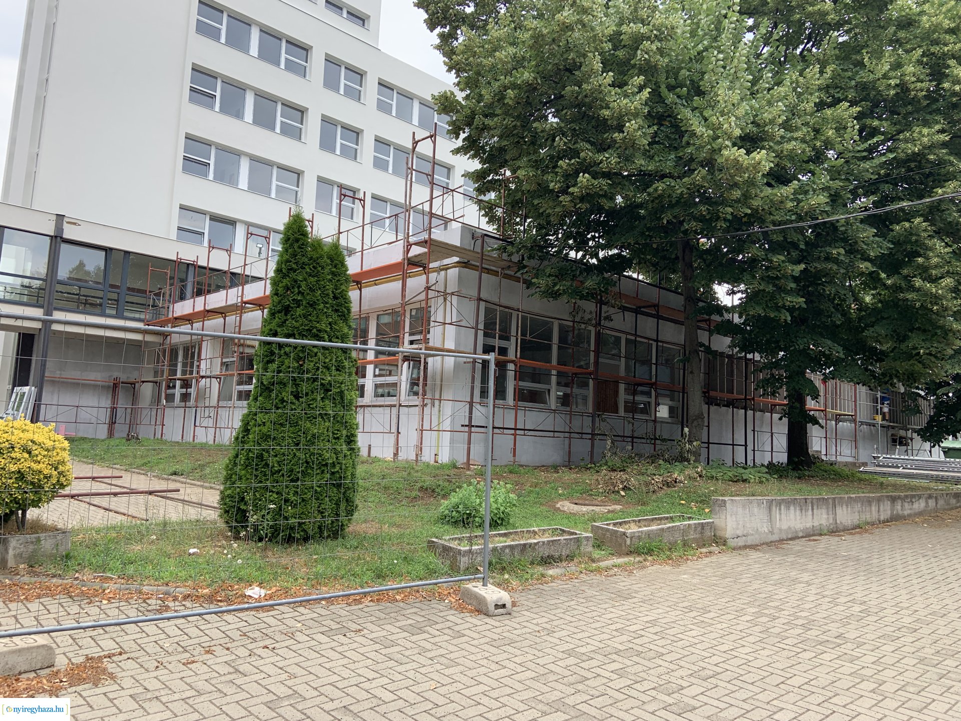    Fotókon a  Vécsey köz 4. szám alatti önkormányzati épület, a Kodály Zoltán Általános Iskola és a NYSZC Wesselényi Miklós Szakgimnázium, Szakközépiskola épületeinek energetikai korszerűsítése