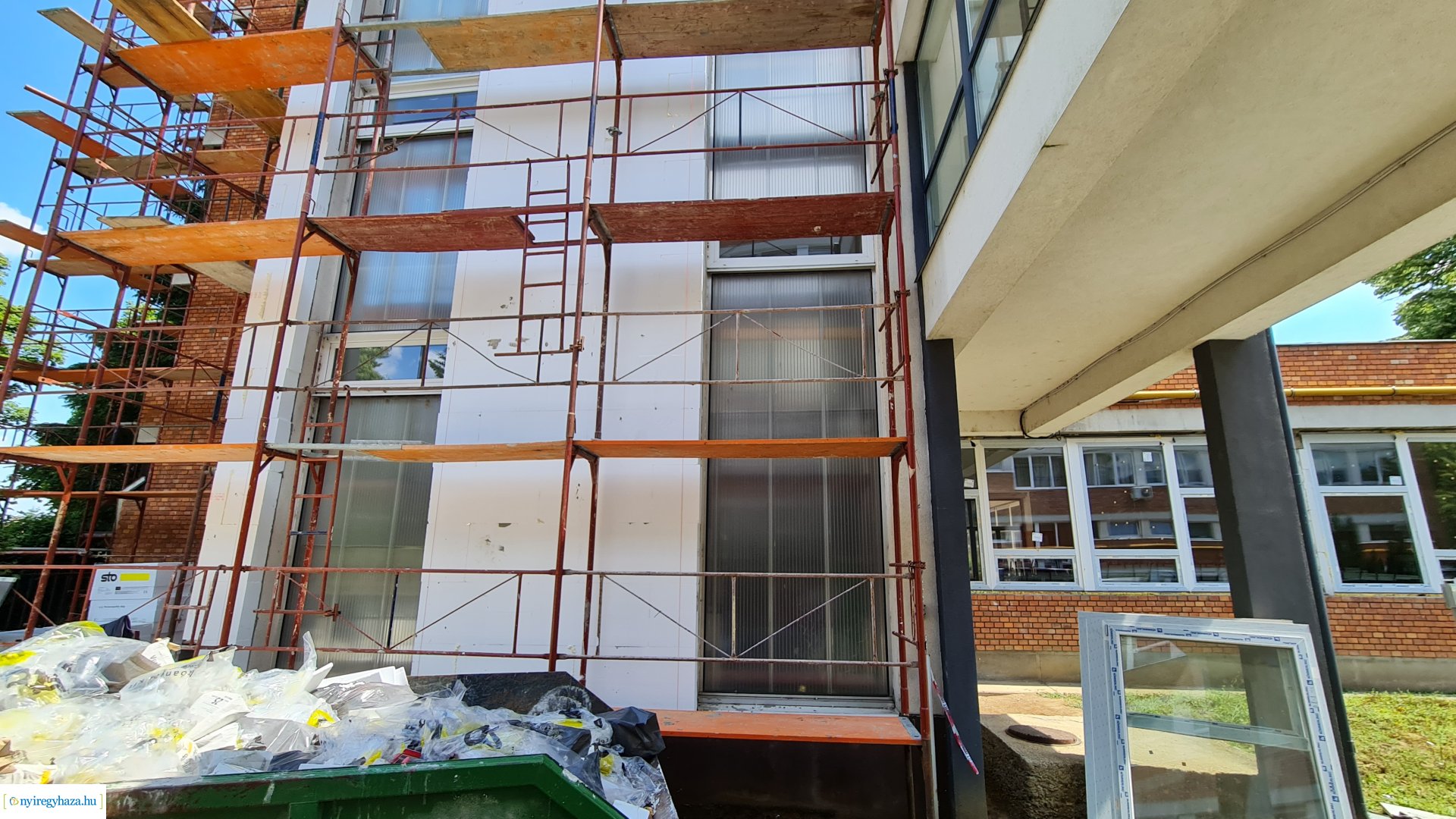    Fotókon a  Vécsey köz 4. szám alatti önkormányzati épület, a Kodály Zoltán Általános Iskola és a NYSZC Wesselényi Miklós Szakgimnázium, Szakközépiskola épületeinek energetikai korszerűsítése