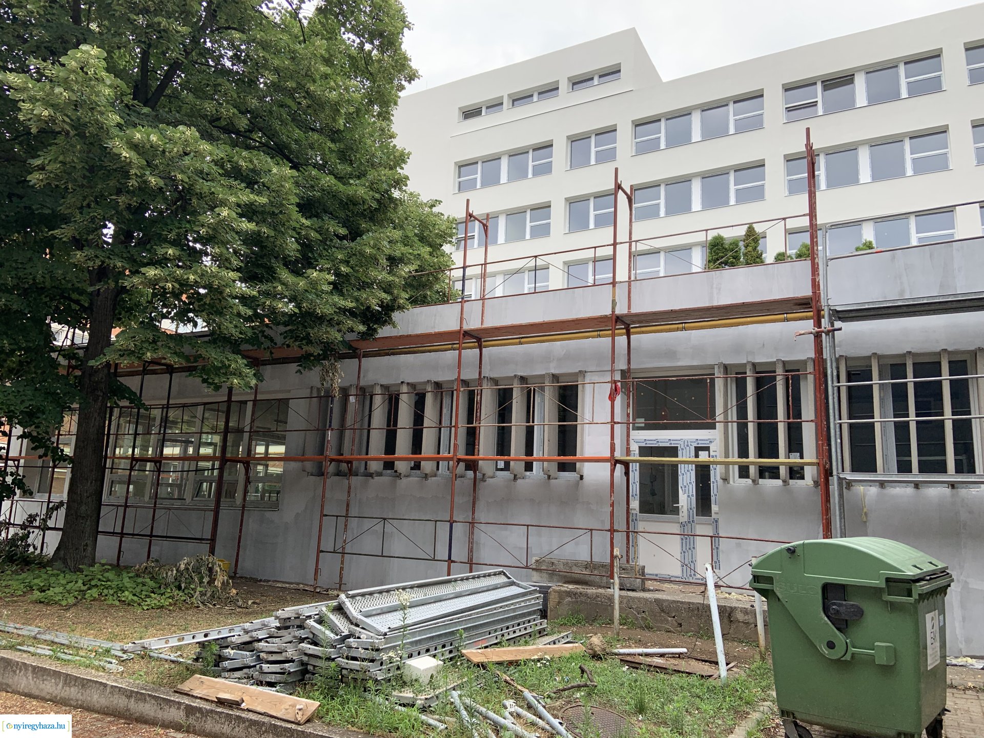    Fotókon a  Vécsey köz 4. szám alatti önkormányzati épület, a Kodály Zoltán Általános Iskola és a NYSZC Wesselényi Miklós Szakgimnázium, Szakközépiskola épületeinek energetikai korszerűsítése