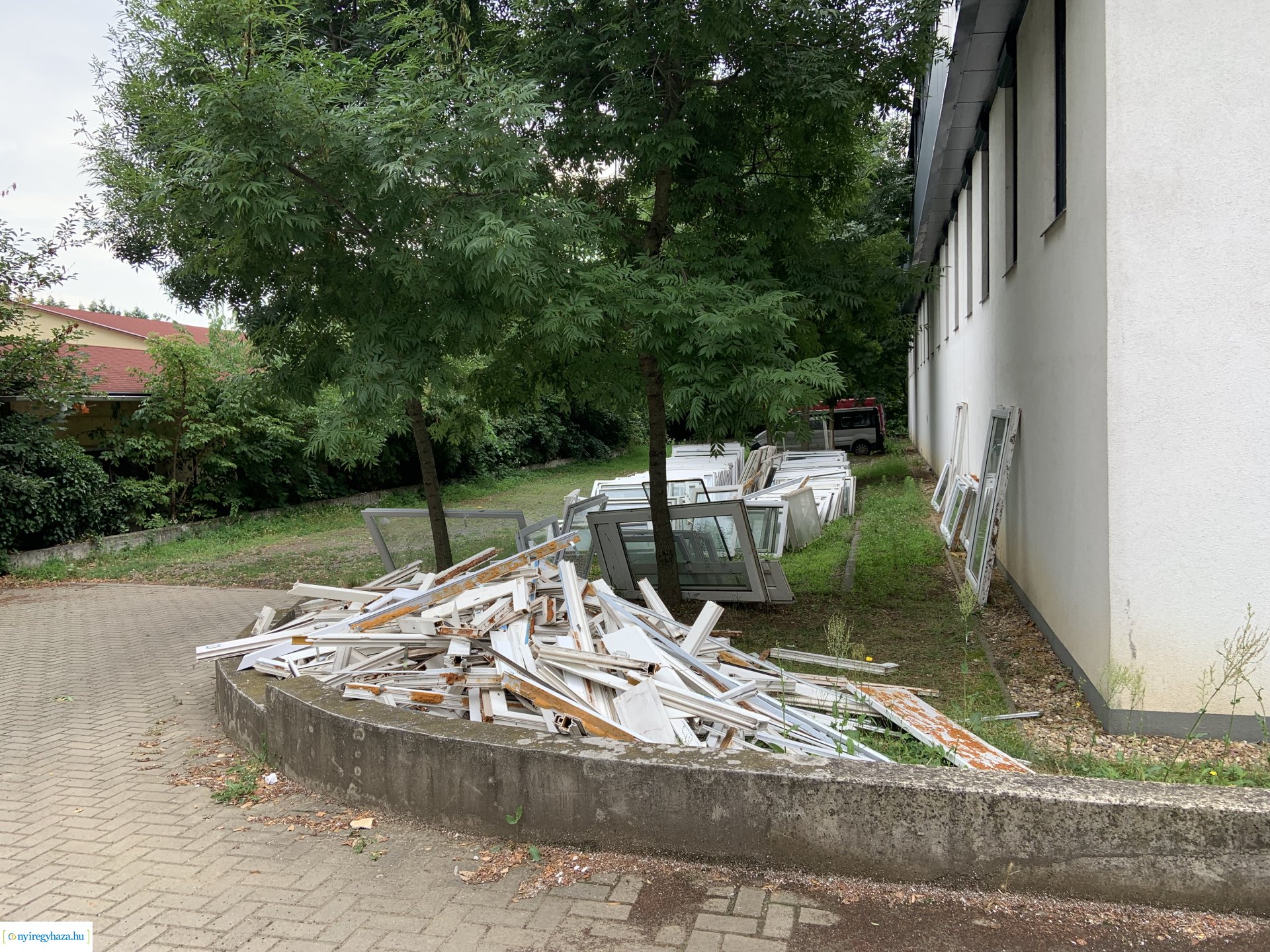    Fotókon a  Vécsey köz 4. szám alatti önkormányzati épület, a Kodály Zoltán Általános Iskola és a NYSZC Wesselényi Miklós Szakgimnázium, Szakközépiskola épületeinek energetikai korszerűsítése