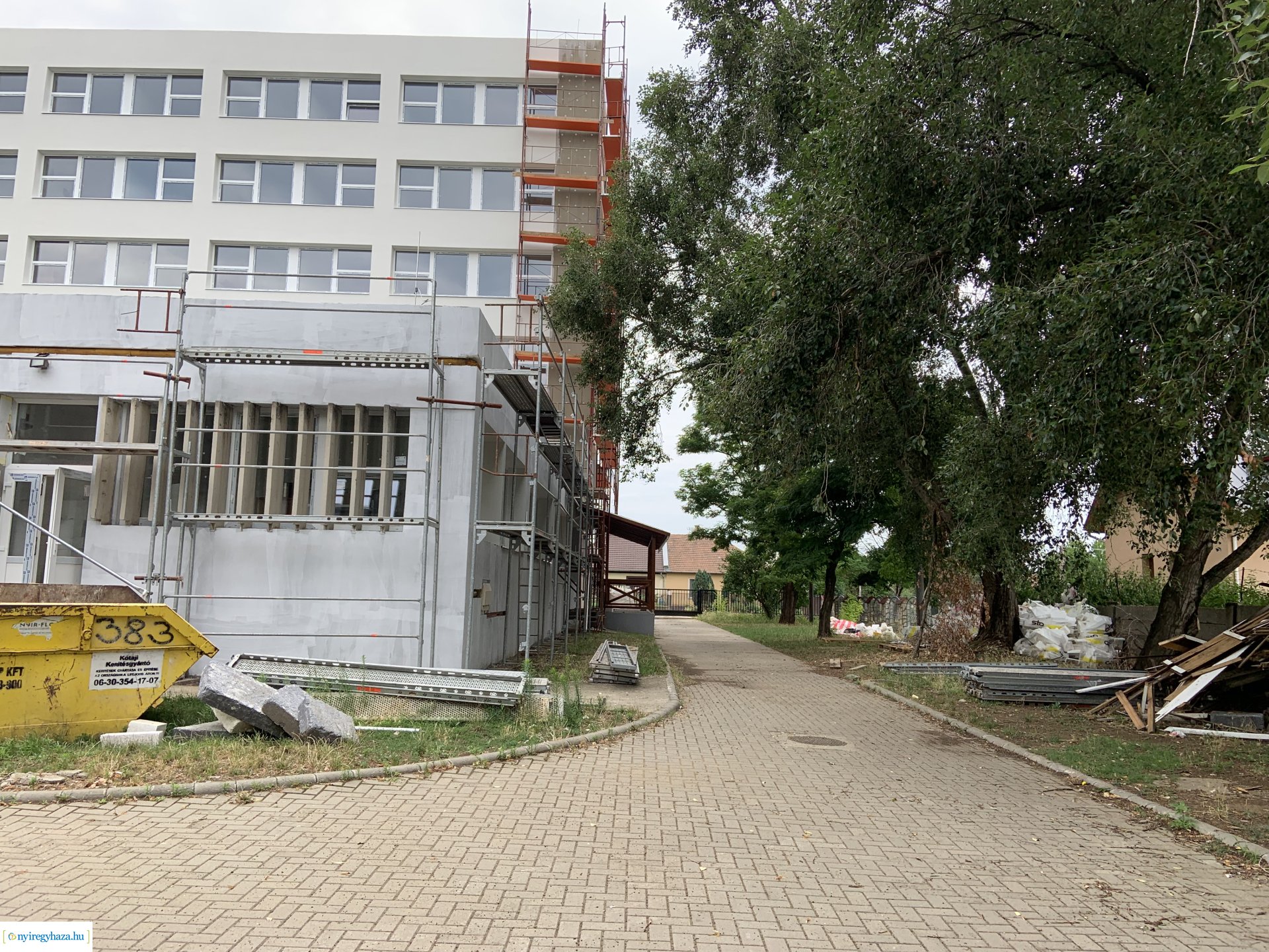    Fotókon a  Vécsey köz 4. szám alatti önkormányzati épület, a Kodály Zoltán Általános Iskola és a NYSZC Wesselényi Miklós Szakgimnázium, Szakközépiskola épületeinek energetikai korszerűsítése