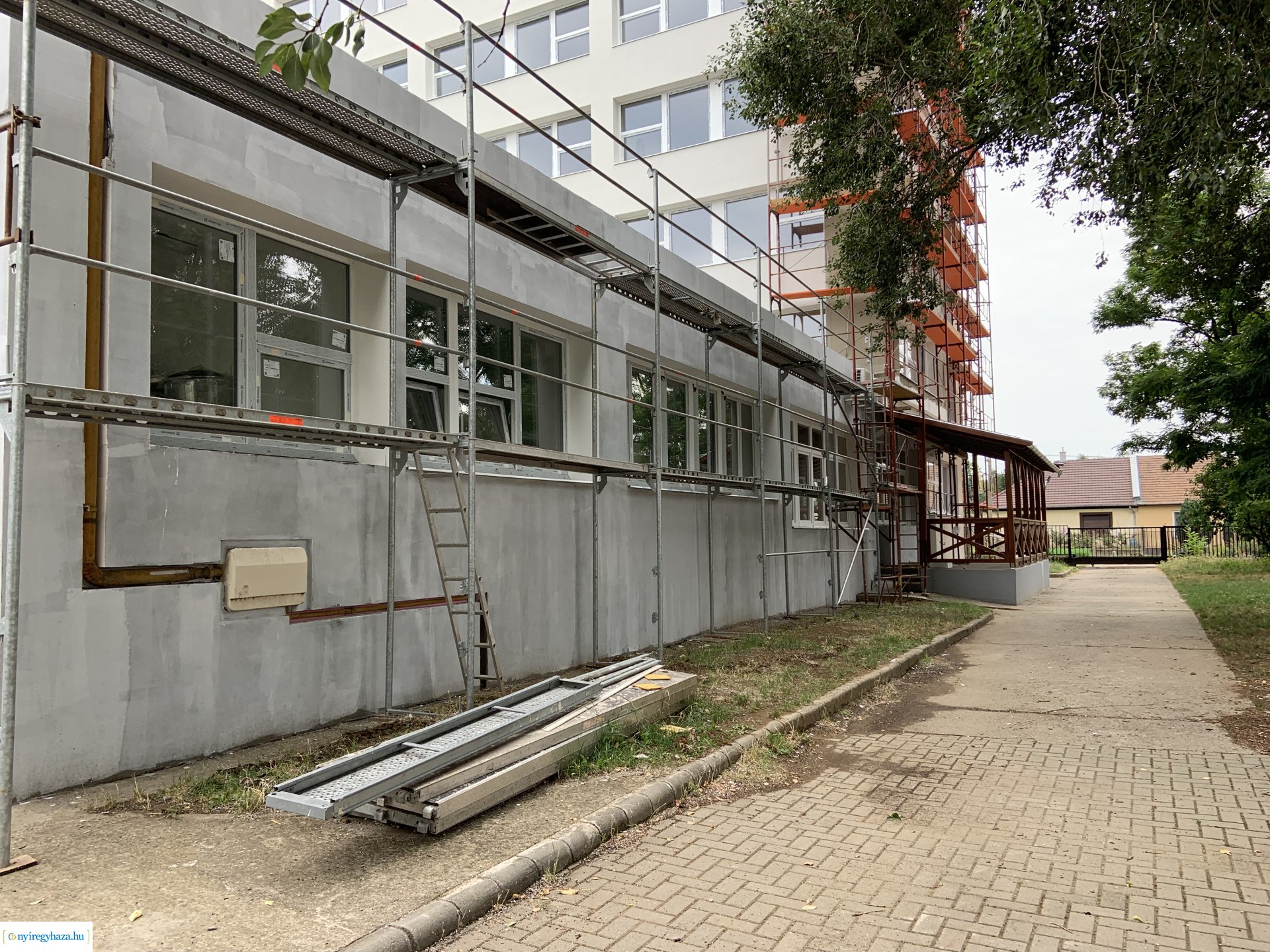    Fotókon a  Vécsey köz 4. szám alatti önkormányzati épület, a Kodály Zoltán Általános Iskola és a NYSZC Wesselényi Miklós Szakgimnázium, Szakközépiskola épületeinek energetikai korszerűsítése