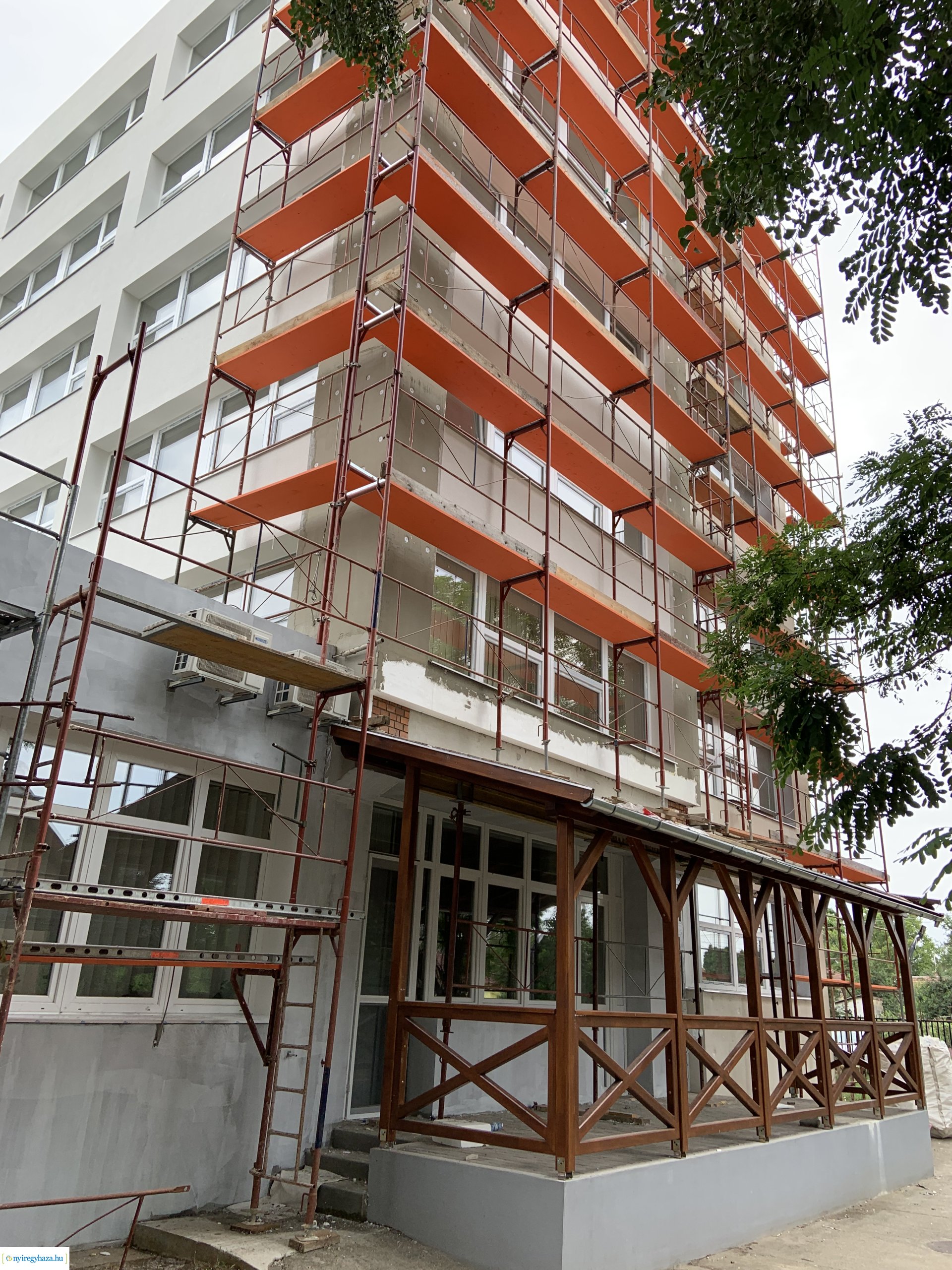    Fotókon a  Vécsey köz 4. szám alatti önkormányzati épület, a Kodály Zoltán Általános Iskola és a NYSZC Wesselényi Miklós Szakgimnázium, Szakközépiskola épületeinek energetikai korszerűsítése