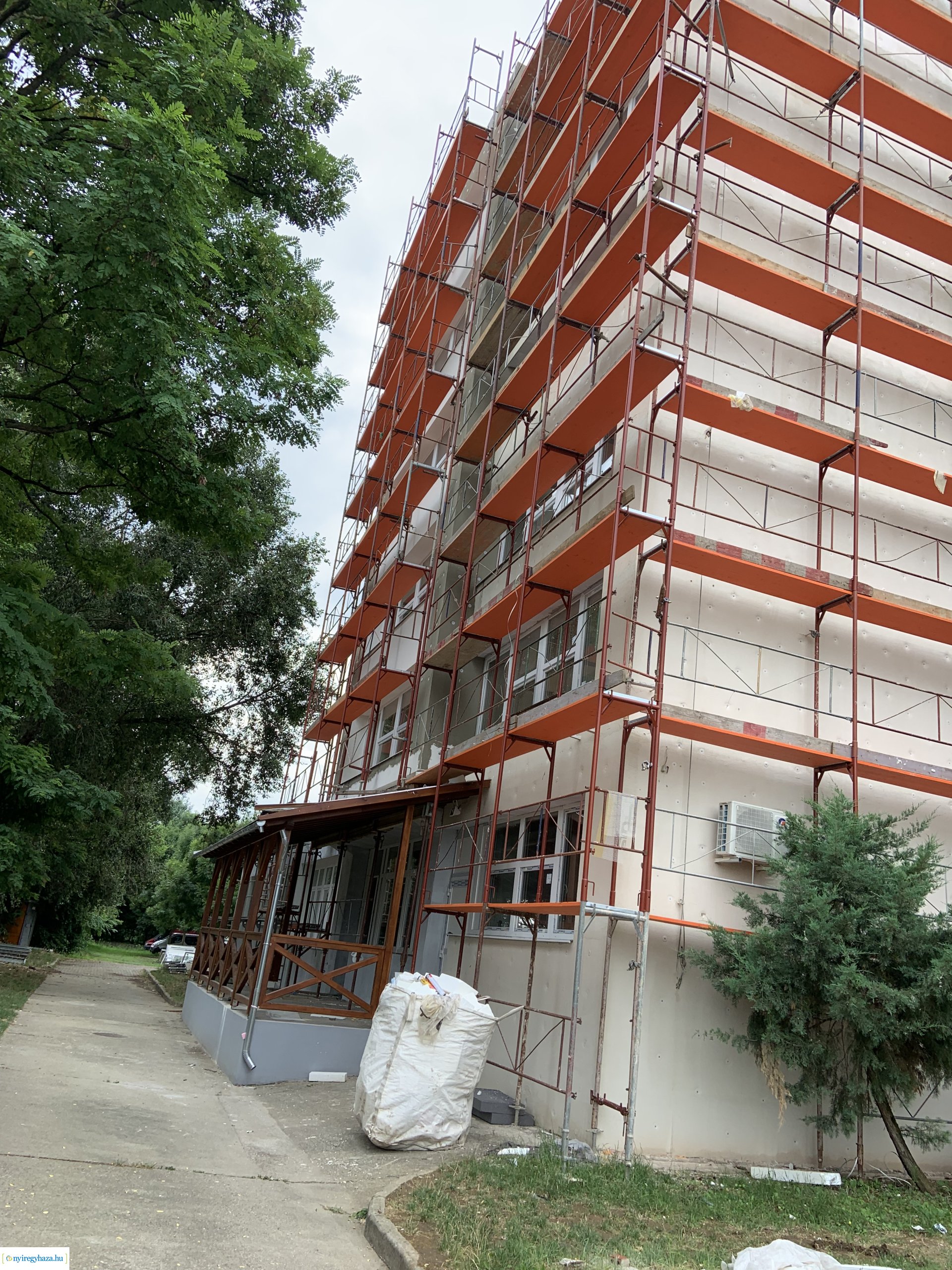    Fotókon a  Vécsey köz 4. szám alatti önkormányzati épület, a Kodály Zoltán Általános Iskola és a NYSZC Wesselényi Miklós Szakgimnázium, Szakközépiskola épületeinek energetikai korszerűsítése