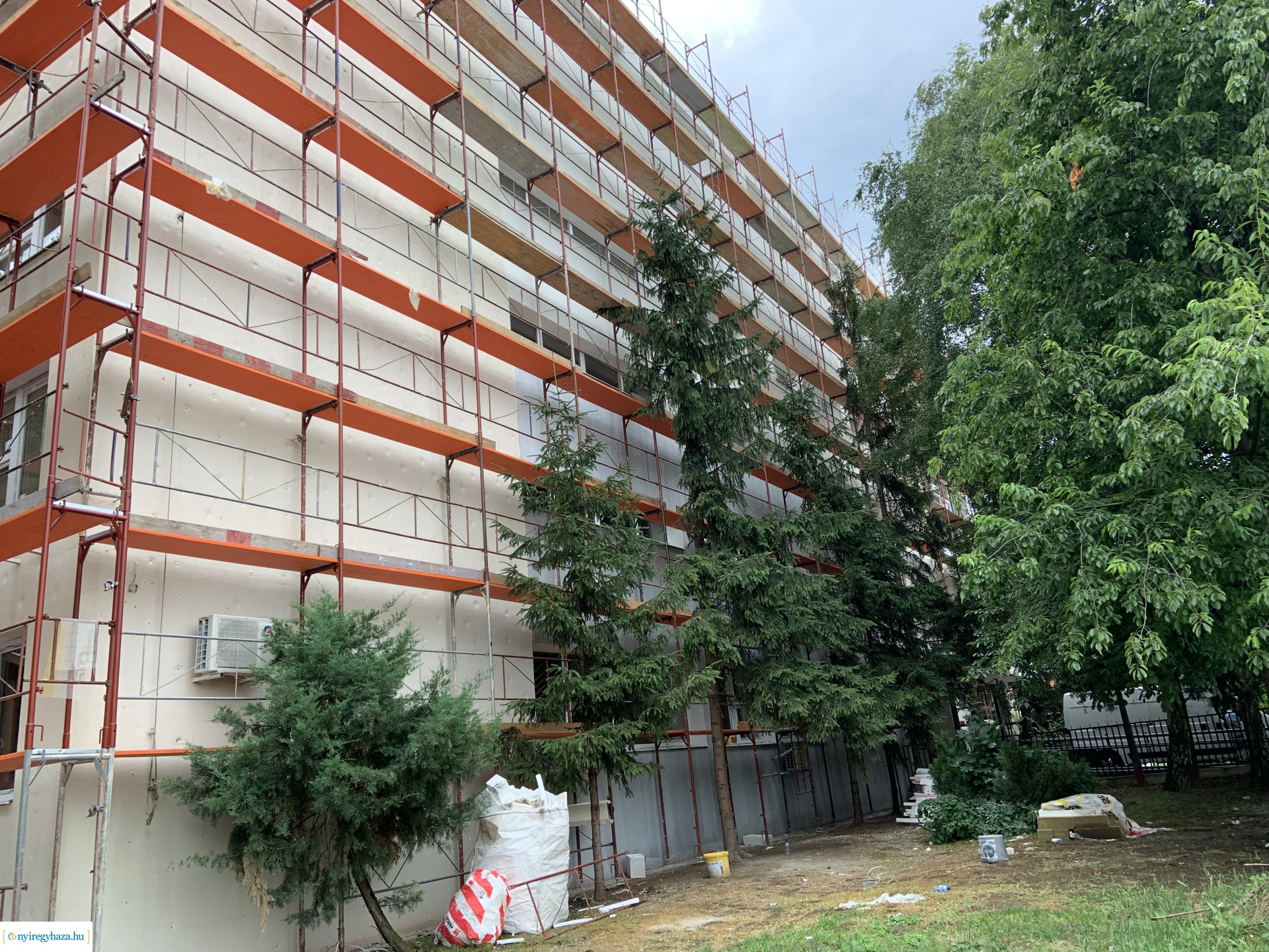    Fotókon a  Vécsey köz 4. szám alatti önkormányzati épület, a Kodály Zoltán Általános Iskola és a NYSZC Wesselényi Miklós Szakgimnázium, Szakközépiskola épületeinek energetikai korszerűsítése