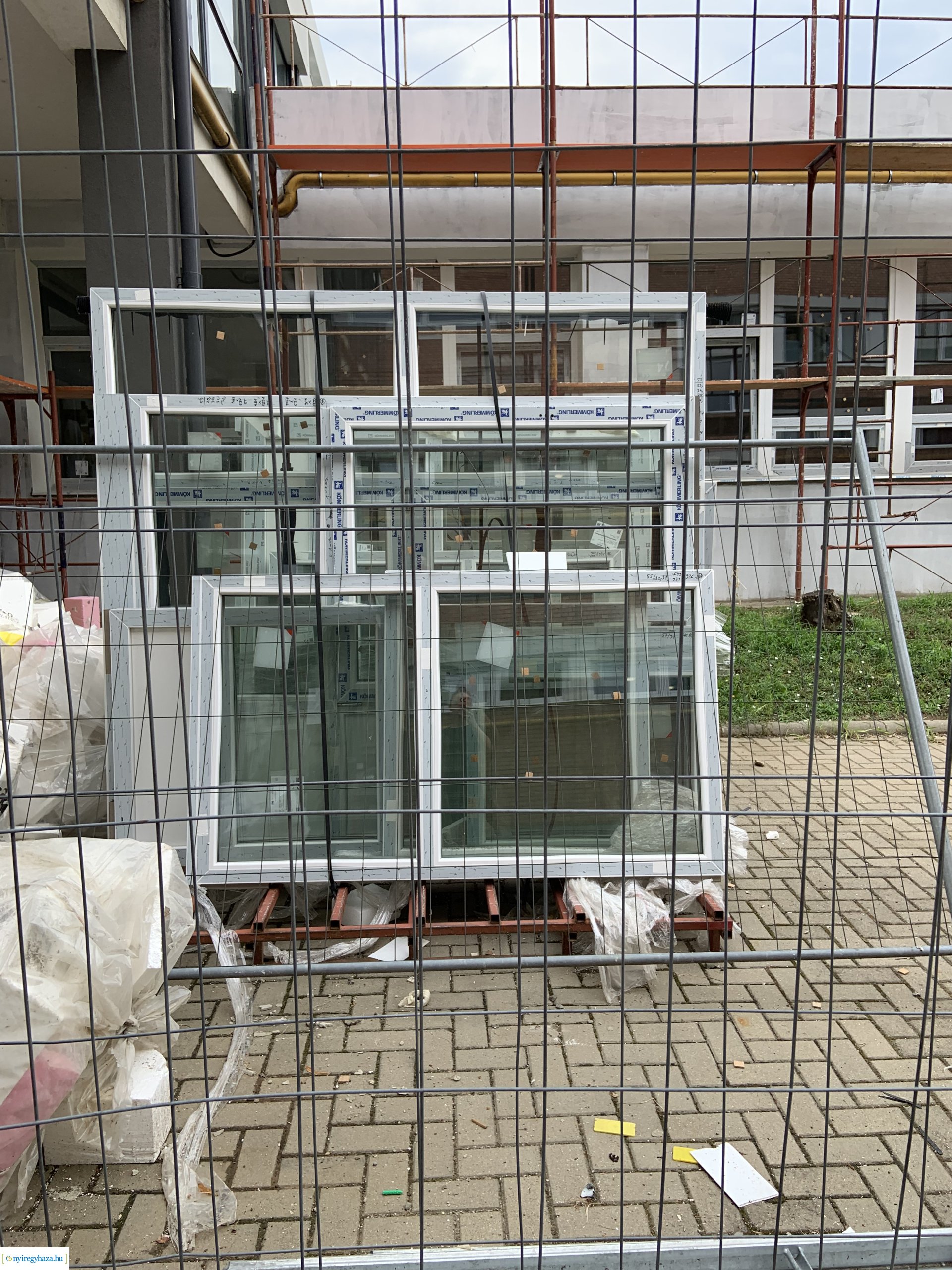    Fotókon a  Vécsey köz 4. szám alatti önkormányzati épület, a Kodály Zoltán Általános Iskola és a NYSZC Wesselényi Miklós Szakgimnázium, Szakközépiskola épületeinek energetikai korszerűsítése