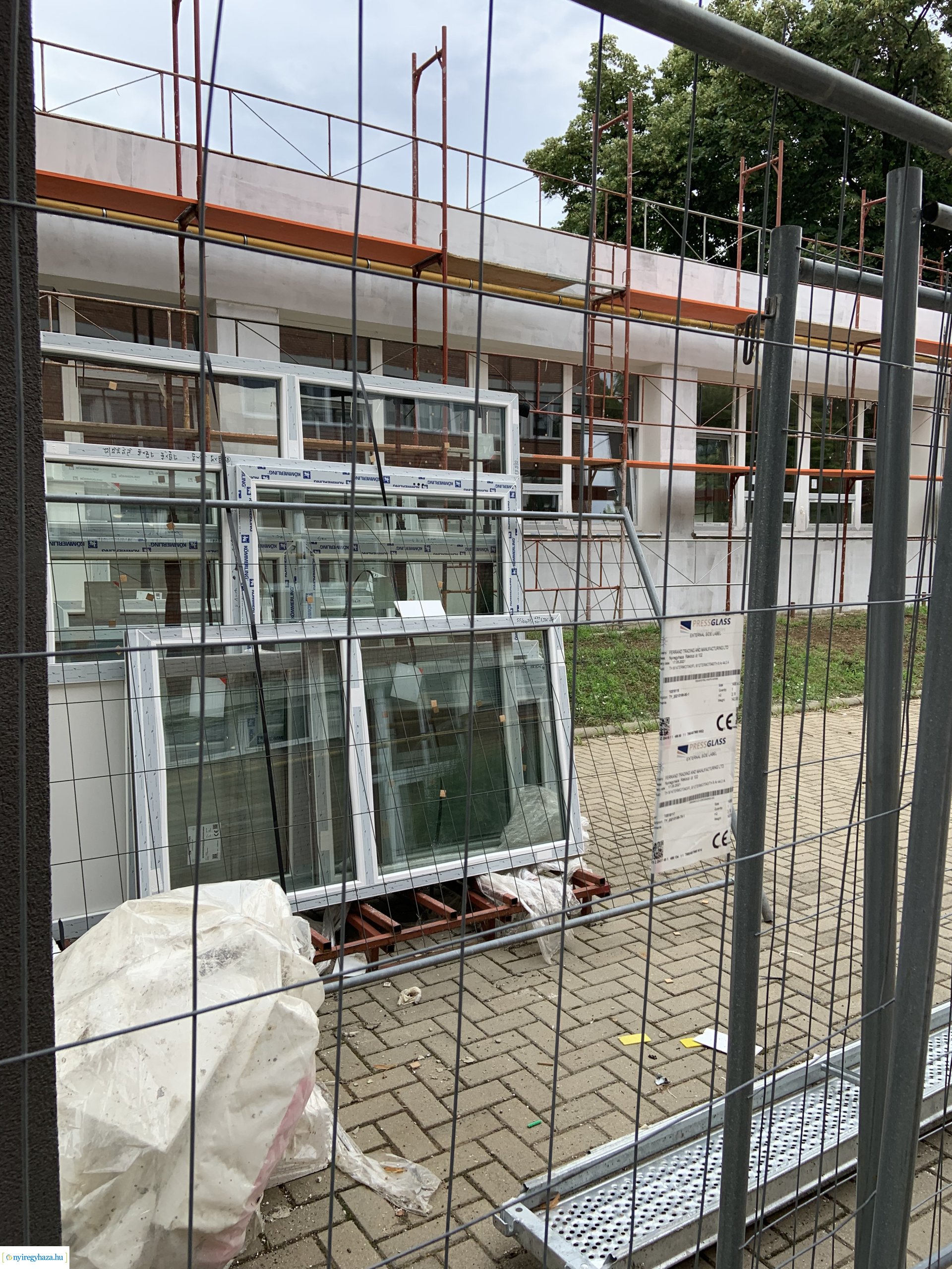    Fotókon a  Vécsey köz 4. szám alatti önkormányzati épület, a Kodály Zoltán Általános Iskola és a NYSZC Wesselényi Miklós Szakgimnázium, Szakközépiskola épületeinek energetikai korszerűsítése