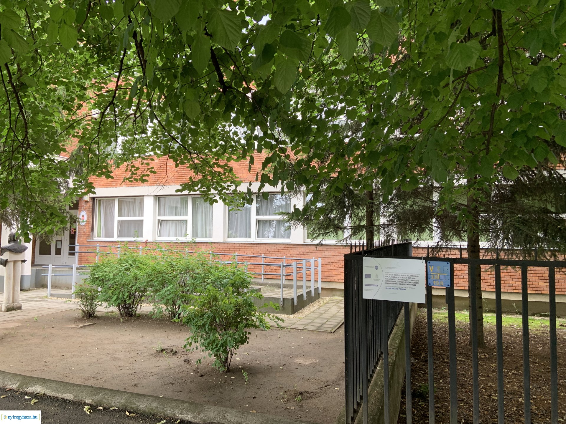    Fotókon a  Vécsey köz 4. szám alatti önkormányzati épület, a Kodály Zoltán Általános Iskola és a NYSZC Wesselényi Miklós Szakgimnázium, Szakközépiskola épületeinek energetikai korszerűsítése