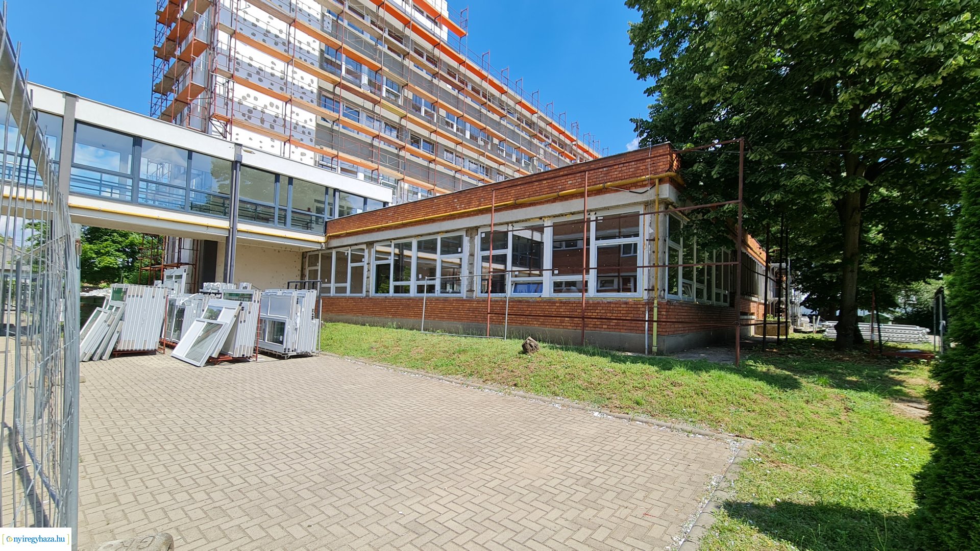    Fotókon a  Vécsey köz 4. szám alatti önkormányzati épület, a Kodály Zoltán Általános Iskola és a NYSZC Wesselényi Miklós Szakgimnázium, Szakközépiskola épületeinek energetikai korszerűsítése