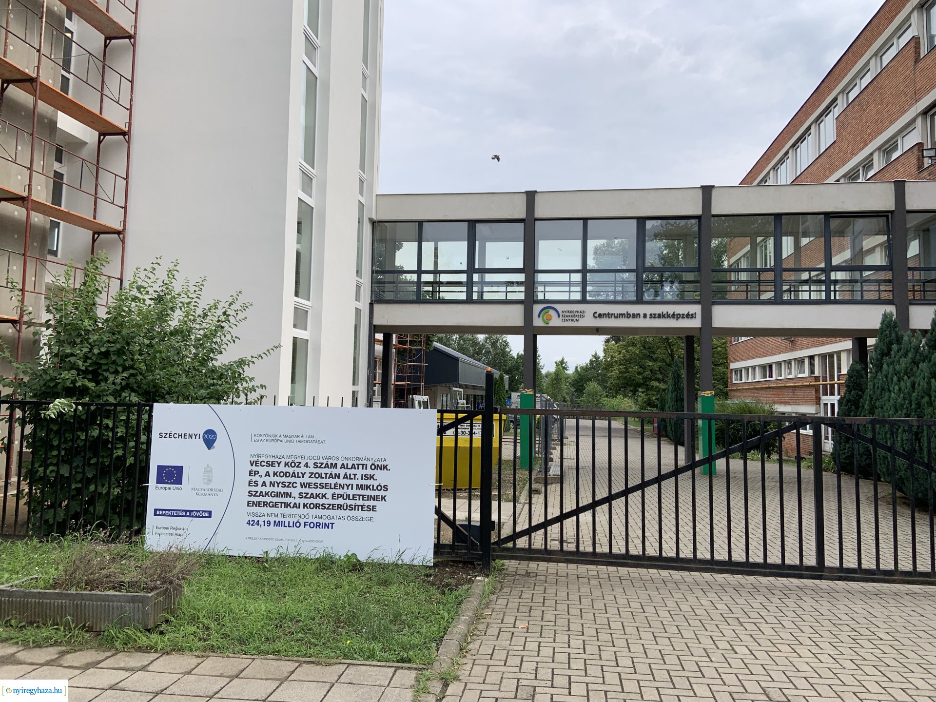    Fotókon a  Vécsey köz 4. szám alatti önkormányzati épület, a Kodály Zoltán Általános Iskola és a NYSZC Wesselényi Miklós Szakgimnázium, Szakközépiskola épületeinek energetikai korszerűsítése