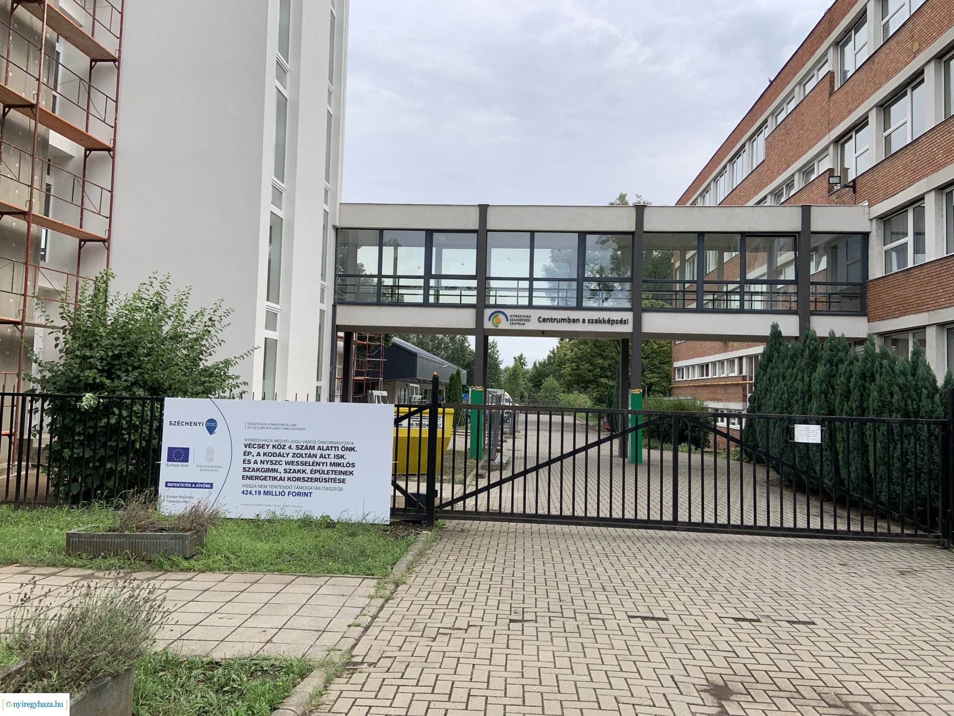    Fotókon a  Vécsey köz 4. szám alatti önkormányzati épület, a Kodály Zoltán Általános Iskola és a NYSZC Wesselényi Miklós Szakgimnázium, Szakközépiskola épületeinek energetikai korszerűsítése