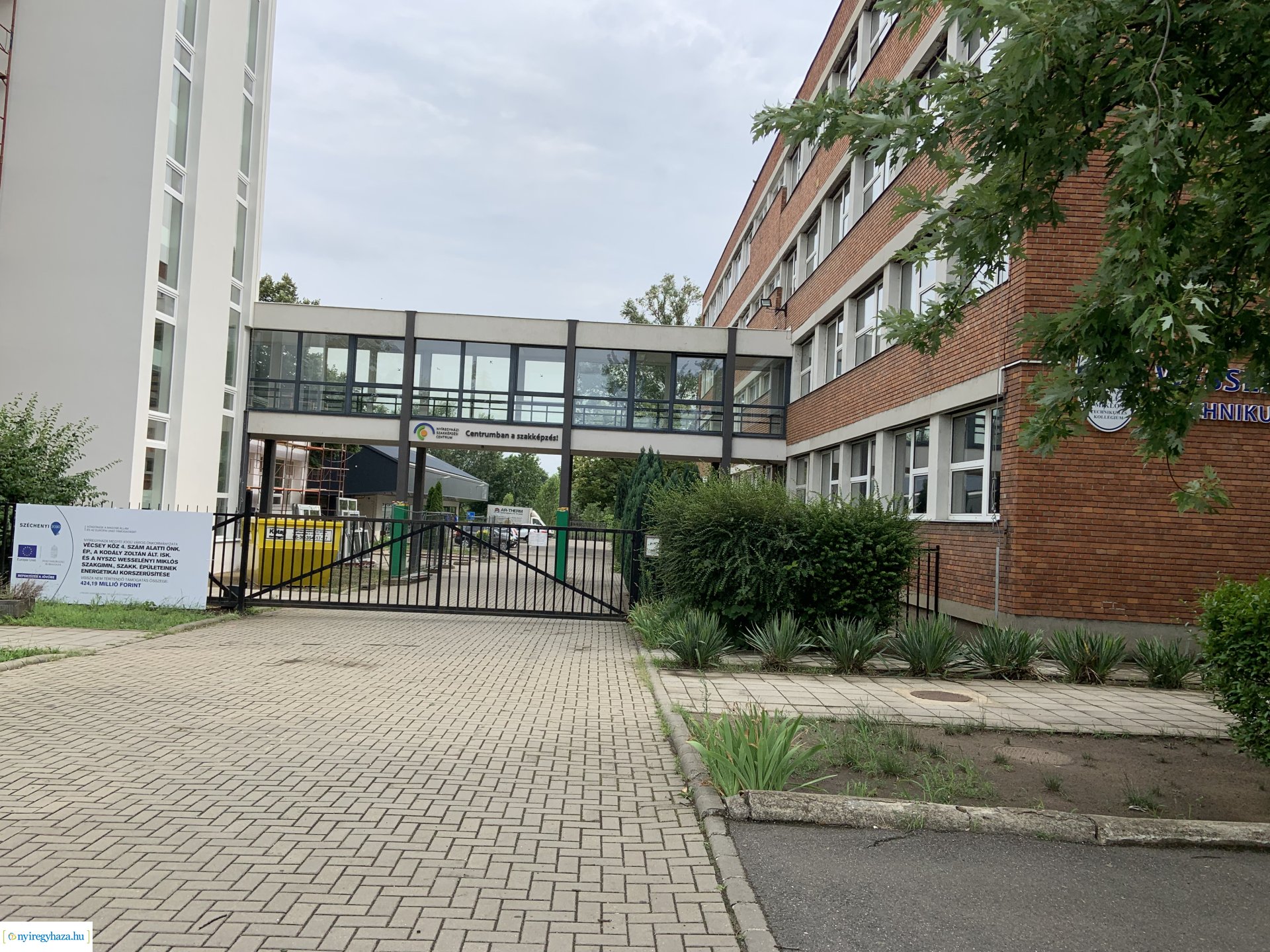    Fotókon a  Vécsey köz 4. szám alatti önkormányzati épület, a Kodály Zoltán Általános Iskola és a NYSZC Wesselényi Miklós Szakgimnázium, Szakközépiskola épületeinek energetikai korszerűsítése