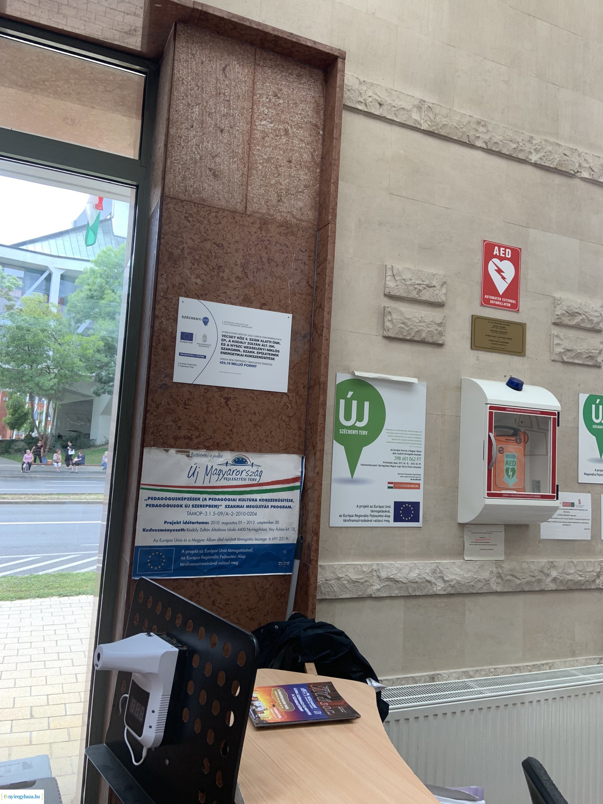    Fotókon a  Vécsey köz 4. szám alatti önkormányzati épület, a Kodály Zoltán Általános Iskola és a NYSZC Wesselényi Miklós Szakgimnázium, Szakközépiskola épületeinek energetikai korszerűsítése