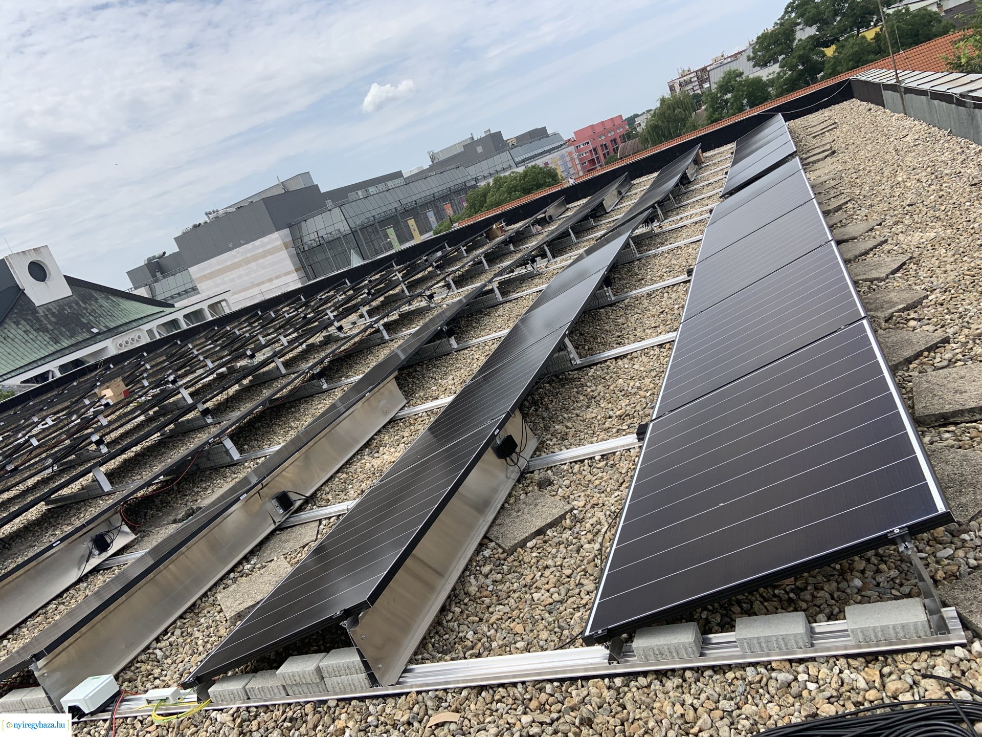    Fotókon a  Vécsey köz 4. szám alatti önkormányzati épület, a Kodály Zoltán Általános Iskola és a NYSZC Wesselényi Miklós Szakgimnázium, Szakközépiskola épületeinek energetikai korszerűsítése