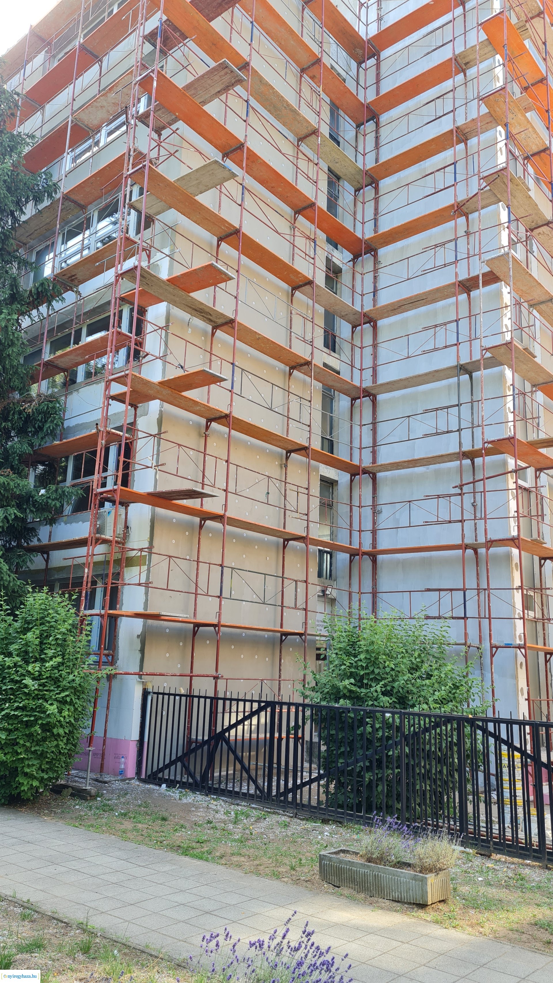    Fotókon a  Vécsey köz 4. szám alatti önkormányzati épület, a Kodály Zoltán Általános Iskola és a NYSZC Wesselényi Miklós Szakgimnázium, Szakközépiskola épületeinek energetikai korszerűsítése