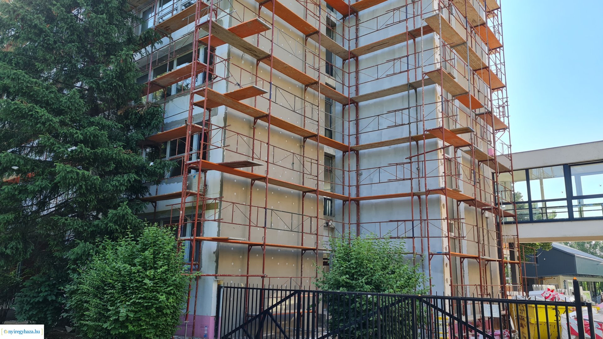    Fotókon a  Vécsey köz 4. szám alatti önkormányzati épület, a Kodály Zoltán Általános Iskola és a NYSZC Wesselényi Miklós Szakgimnázium, Szakközépiskola épületeinek energetikai korszerűsítése