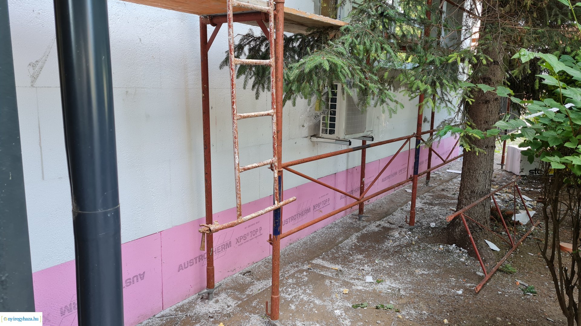    Fotókon a  Vécsey köz 4. szám alatti önkormányzati épület, a Kodály Zoltán Általános Iskola és a NYSZC Wesselényi Miklós Szakgimnázium, Szakközépiskola épületeinek energetikai korszerűsítése