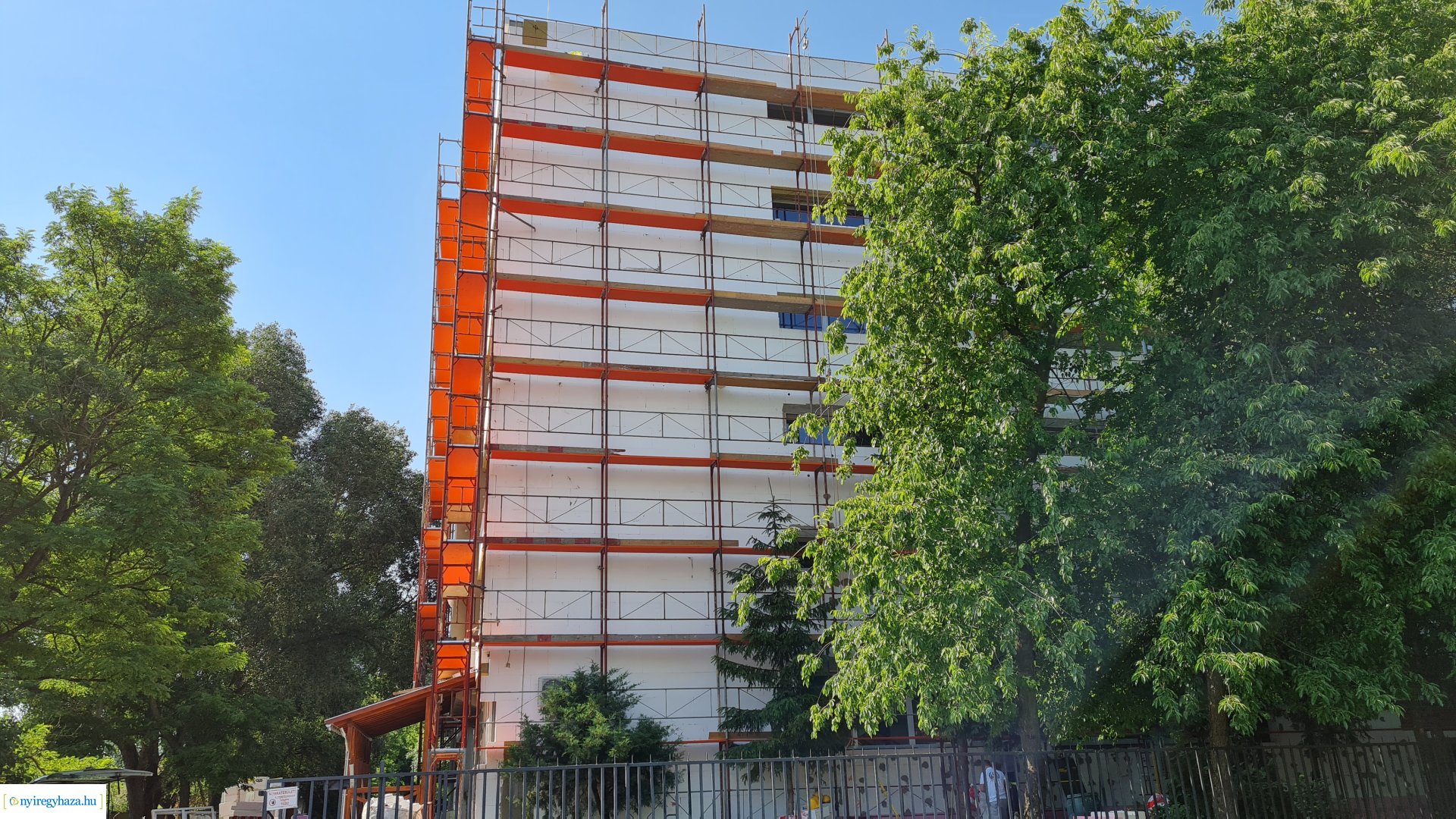    Fotókon a  Vécsey köz 4. szám alatti önkormányzati épület, a Kodály Zoltán Általános Iskola és a NYSZC Wesselényi Miklós Szakgimnázium, Szakközépiskola épületeinek energetikai korszerűsítése